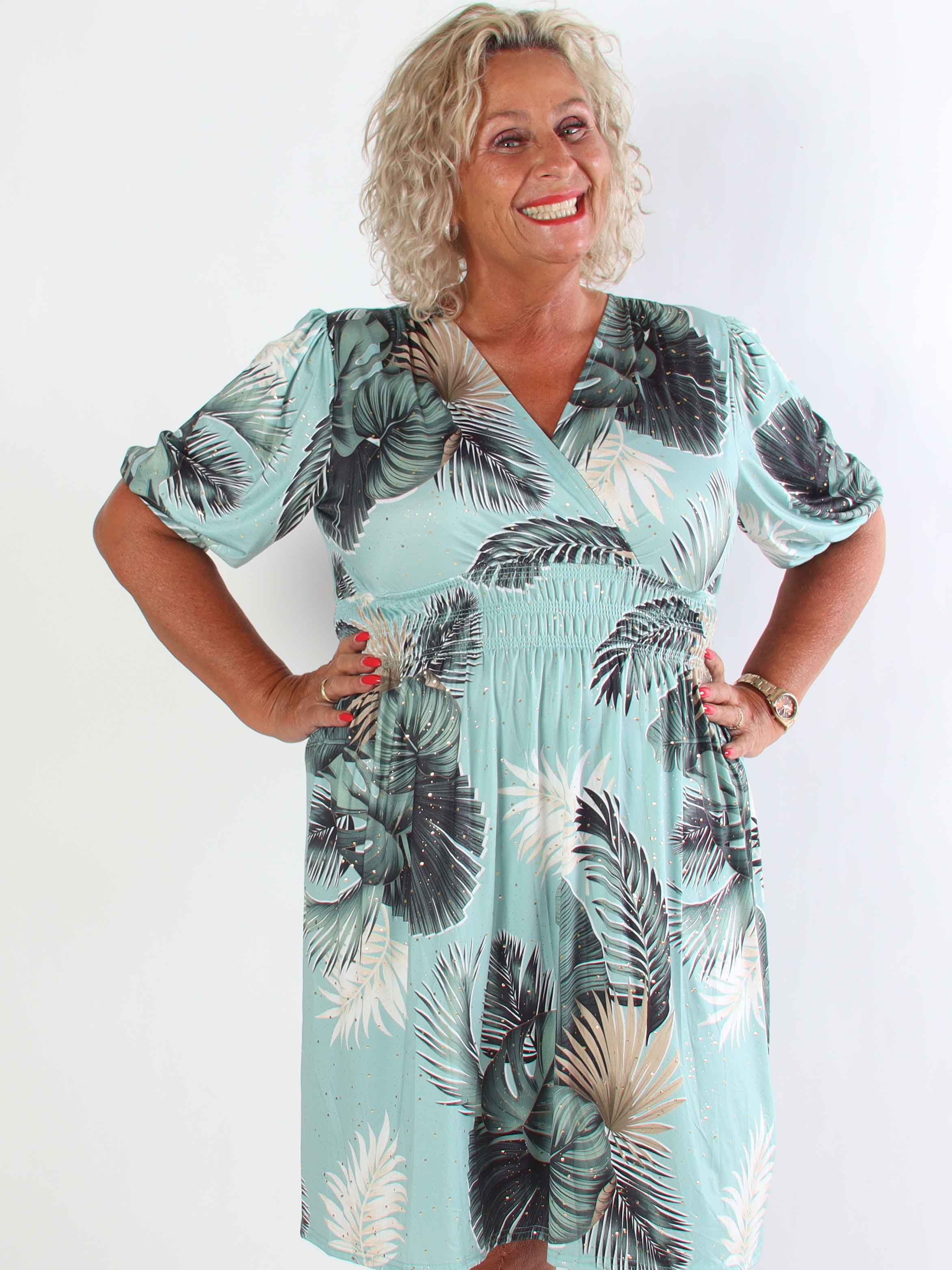 Pamina Palm Short - Elastisk plus size klänning med bladmotiv och gulddamm