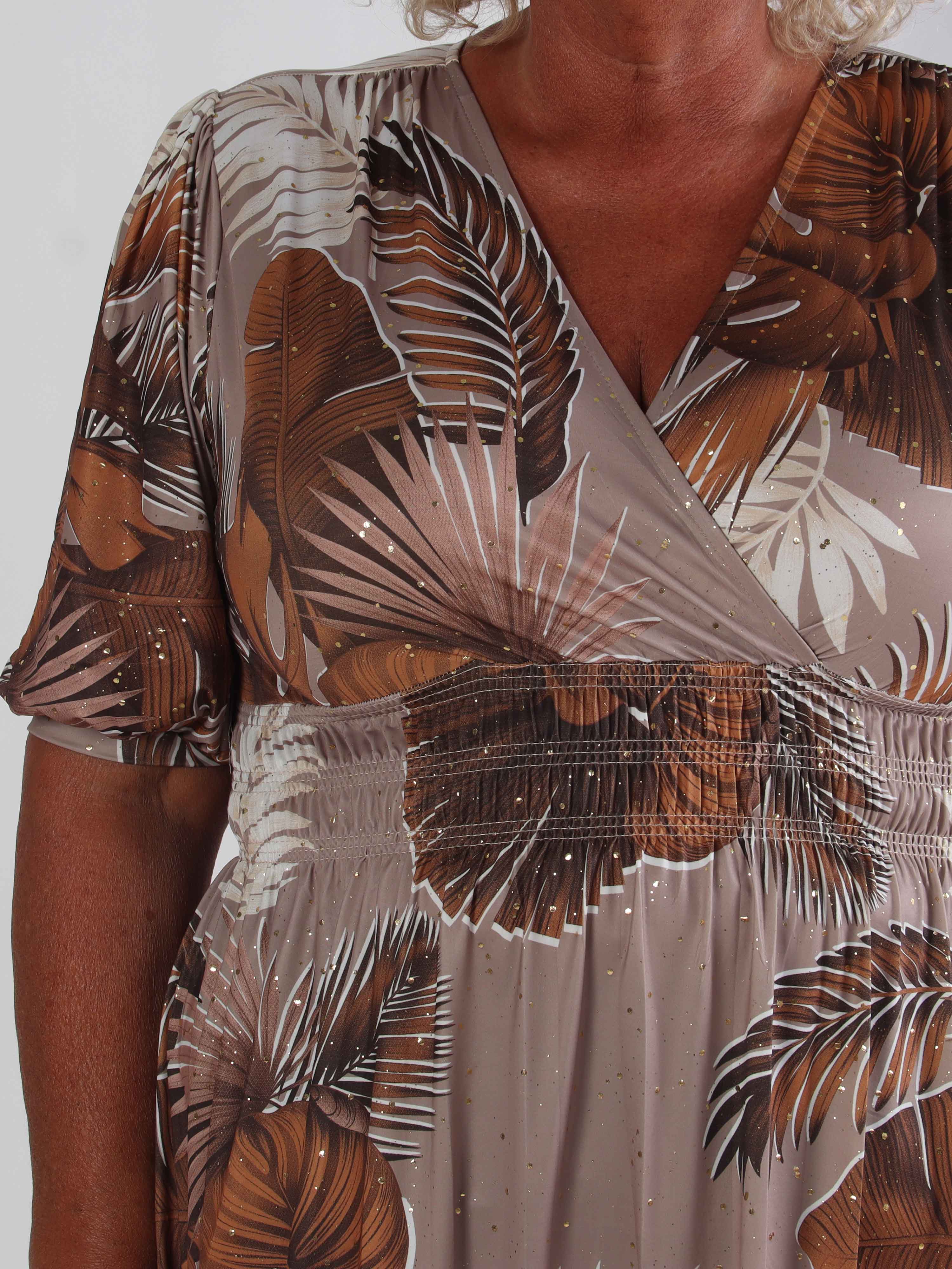 Pamina Palm Short - Elastisk plus size klänning med bladmotiv och gulddamm