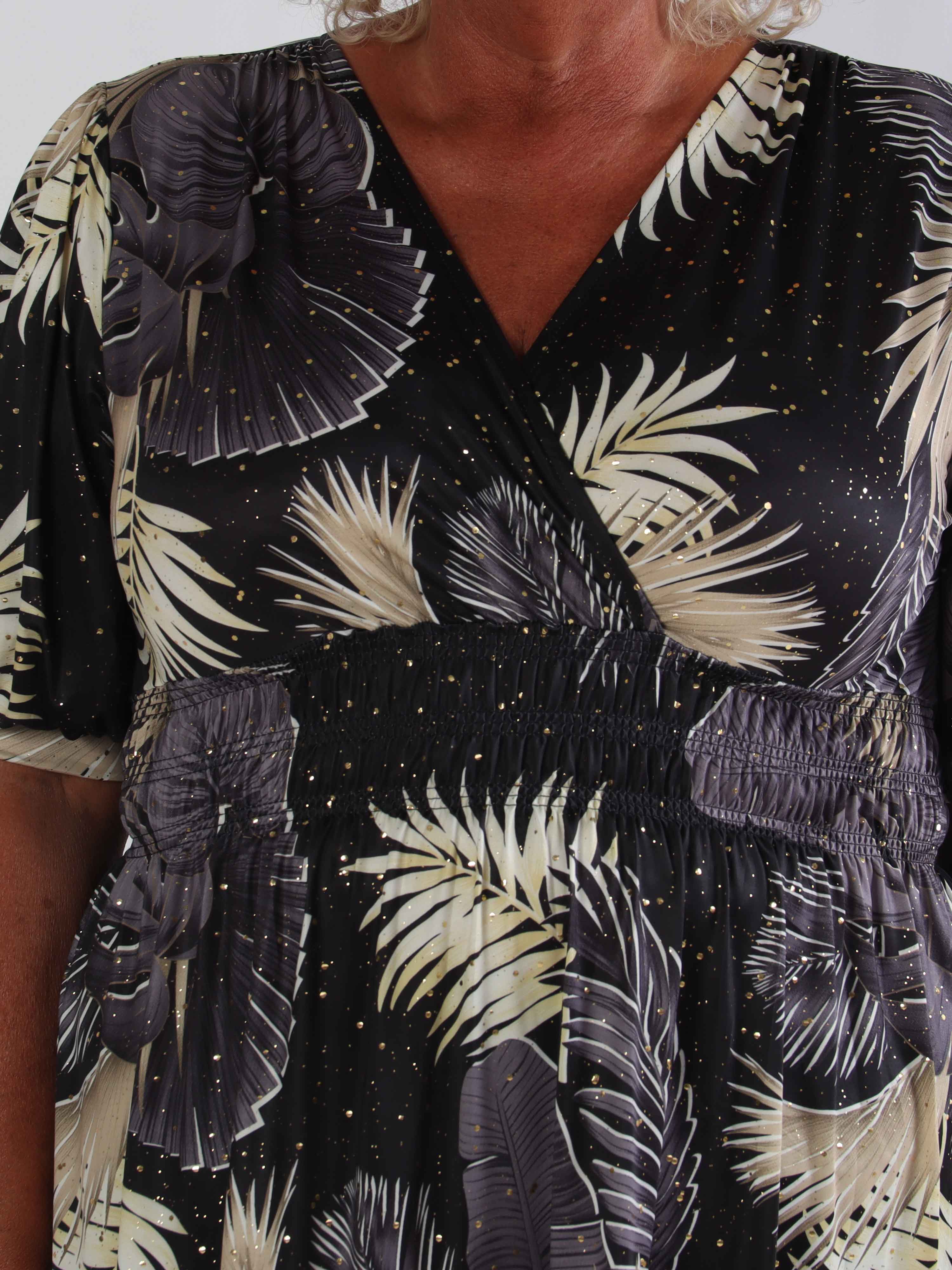 Pamina Palm Short - Elastisk plus size klänning med bladmotiv och gulddamm