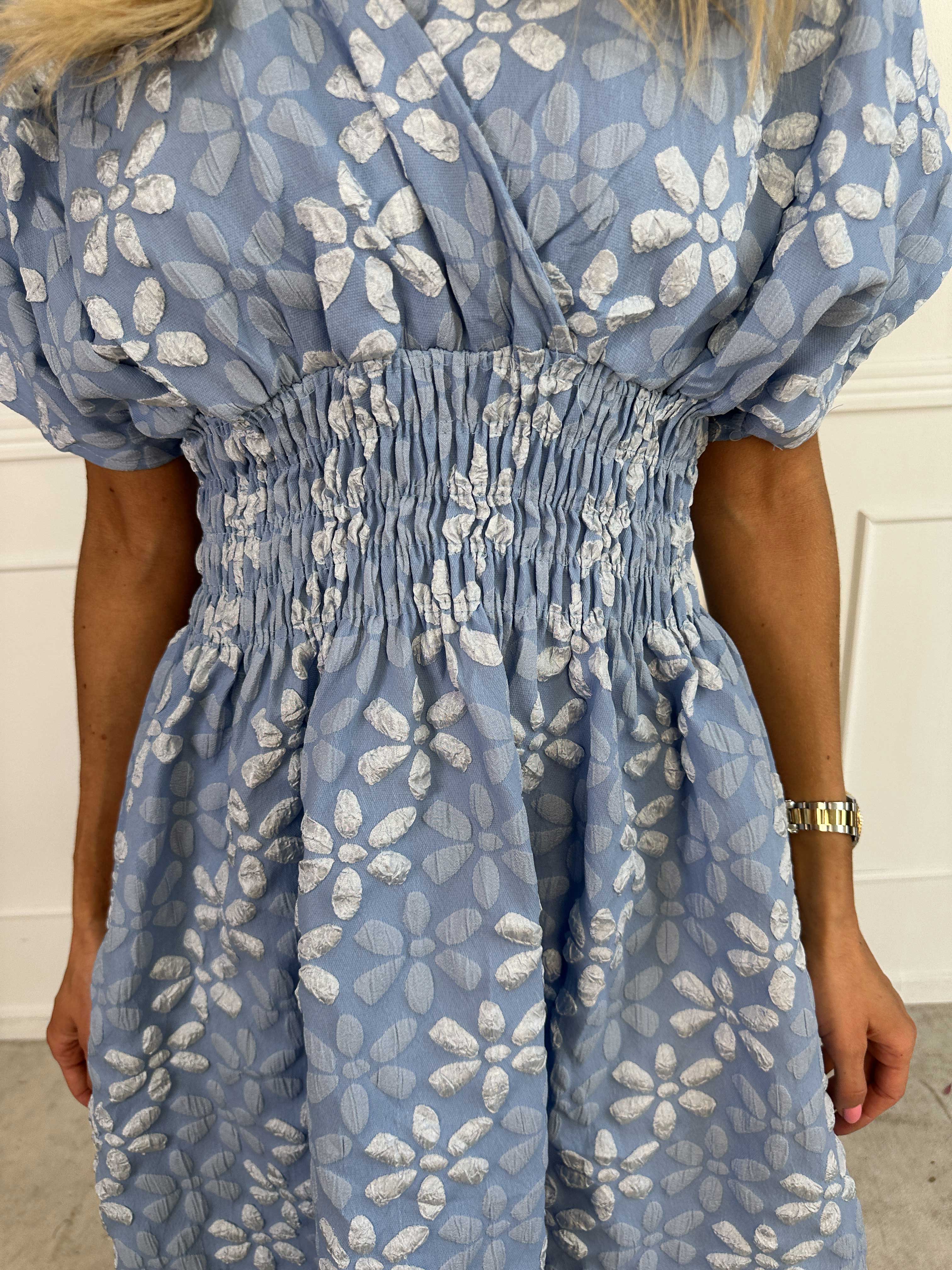 Pams Bloom Short - Feminin klänning med blomstermotiv