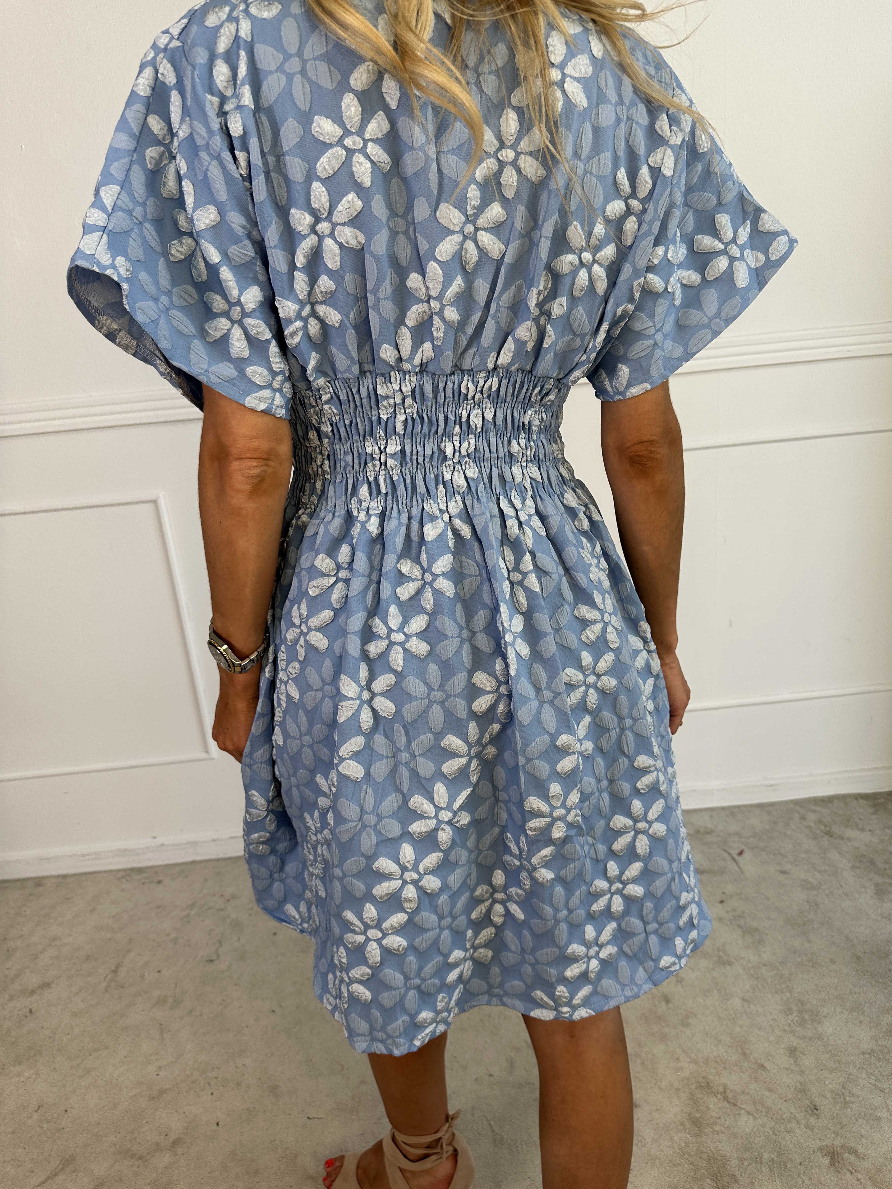 Pams Bloom Short - Feminin klänning med blomstermotiv