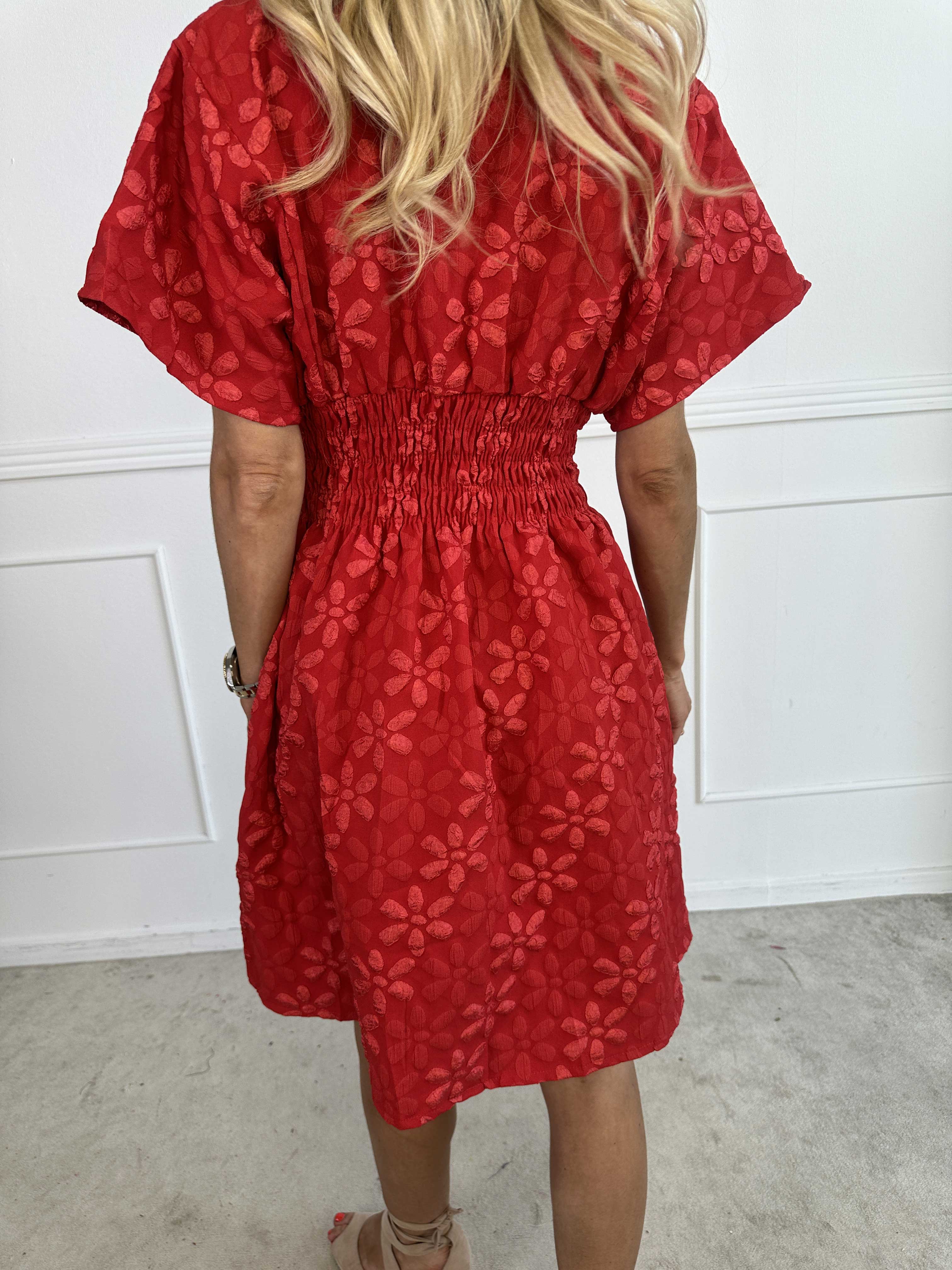 Pams Bloom Short - Feminin klänning med blomstermotiv