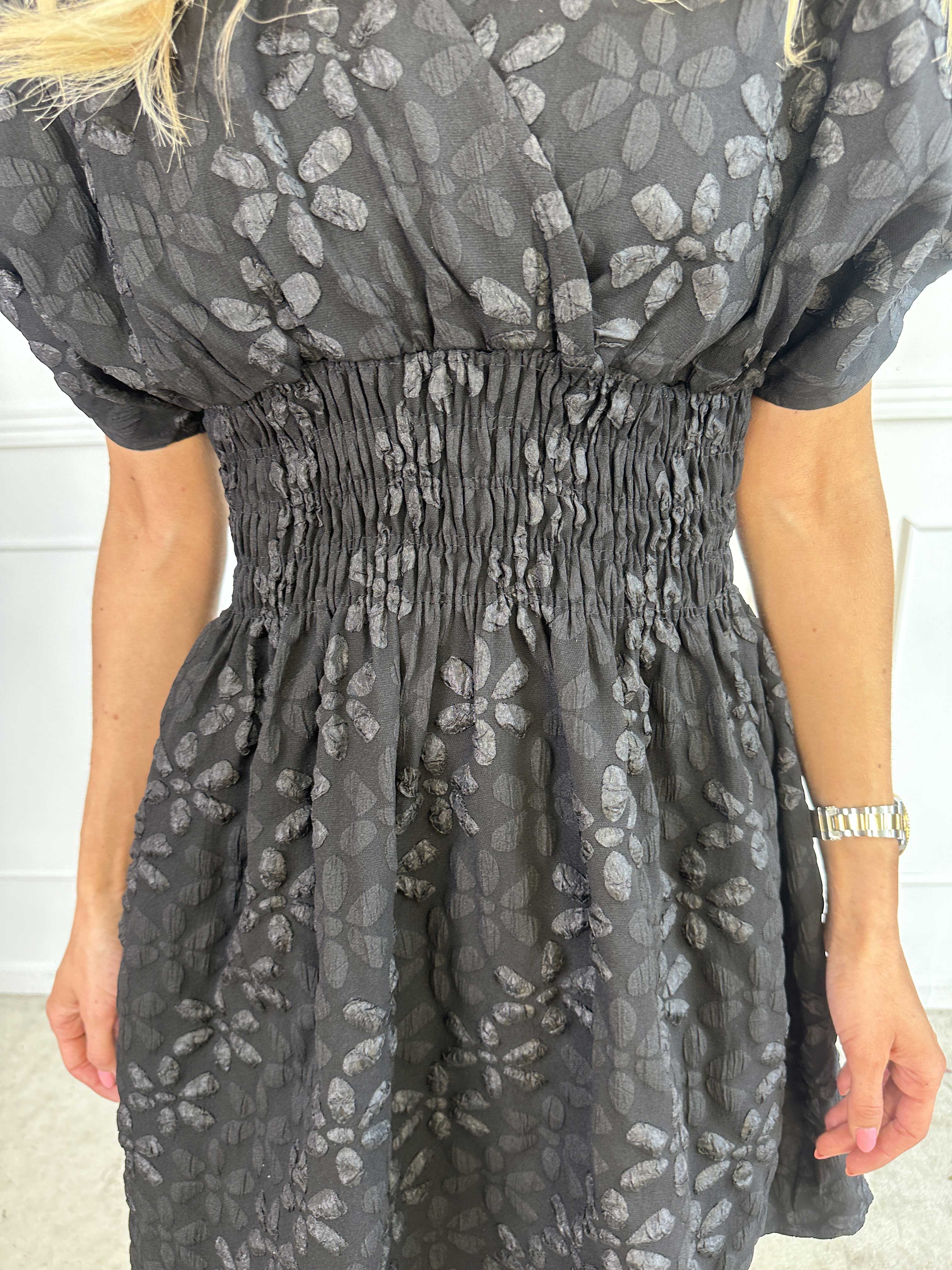 Pams Bloom Short - Feminin klänning med blomstermotiv