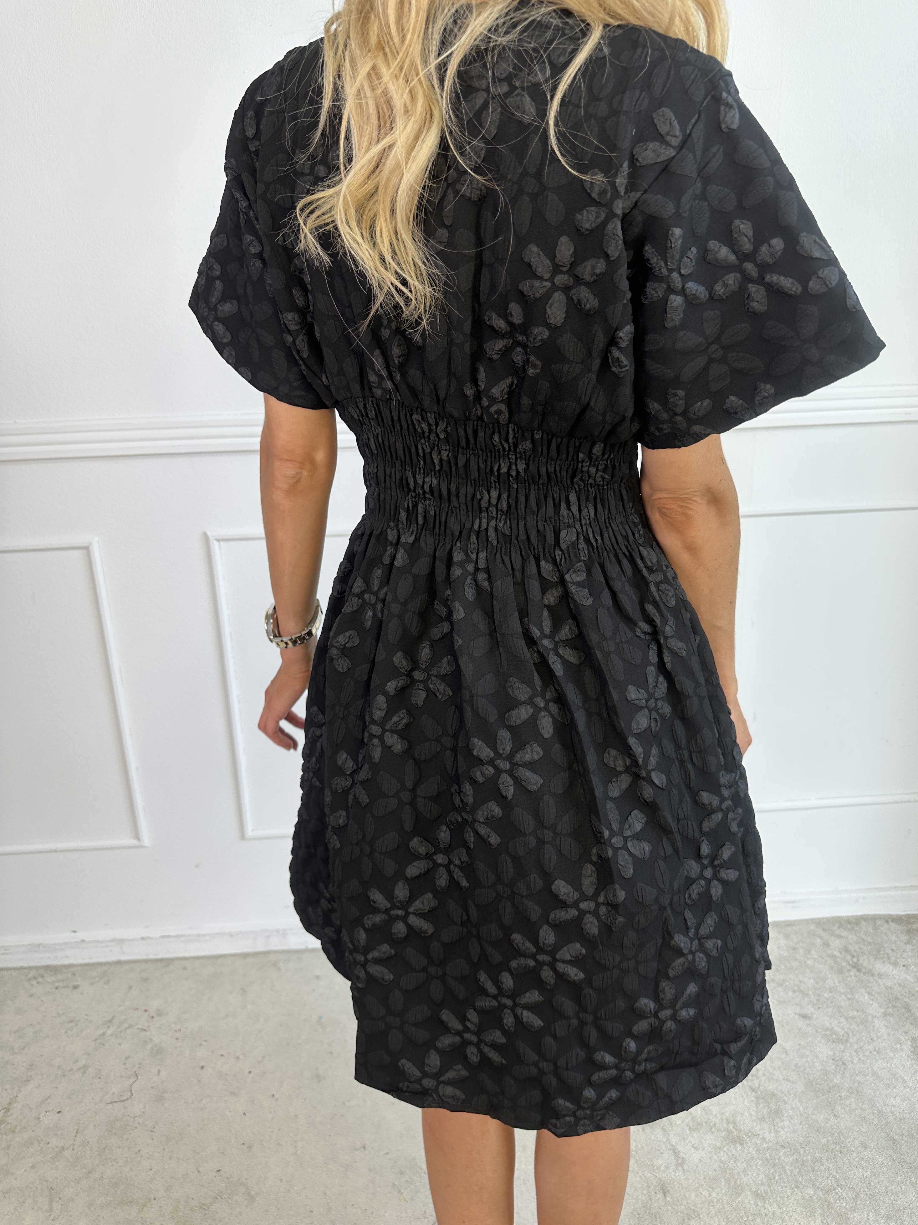 Pams Bloom Short - Feminin klänning med blomstermotiv