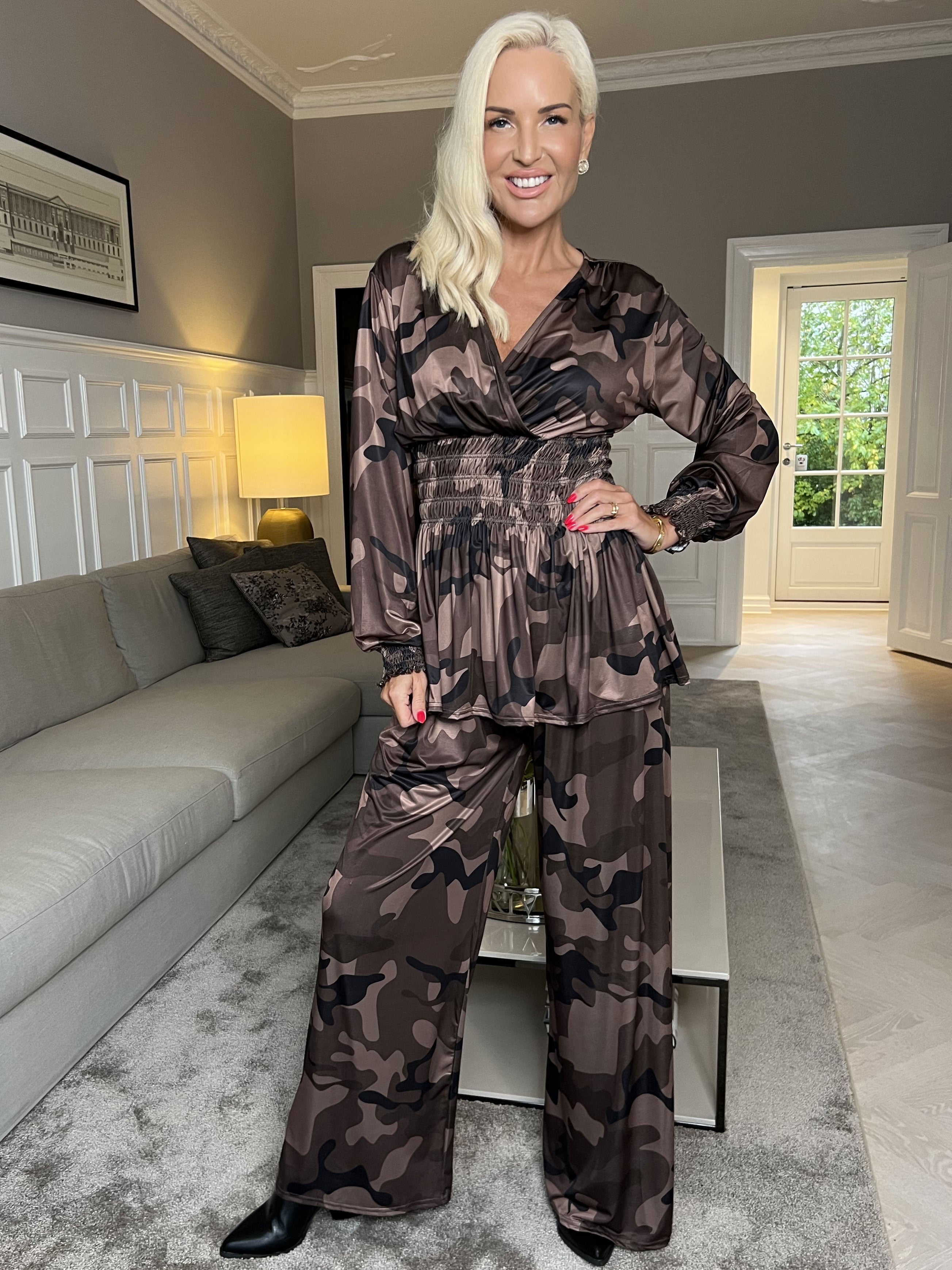 Pams Pants Camo - Lösa mönstrade byxor i stretchigt tyg