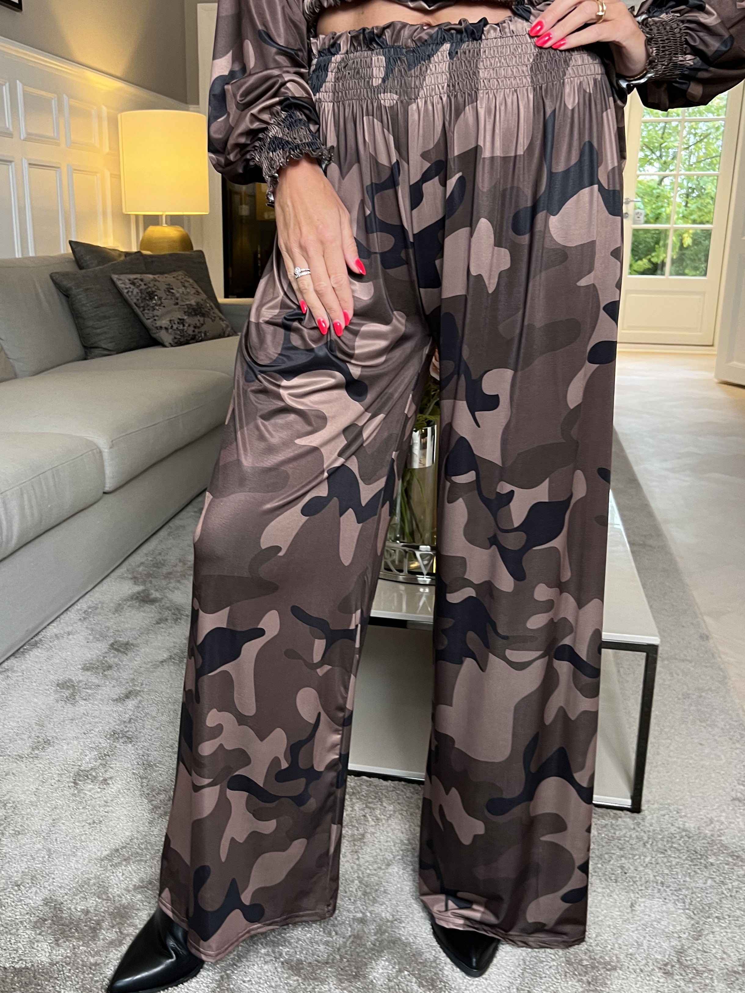 Pams Pants Camo - Lösa mönstrade byxor i stretchigt tyg