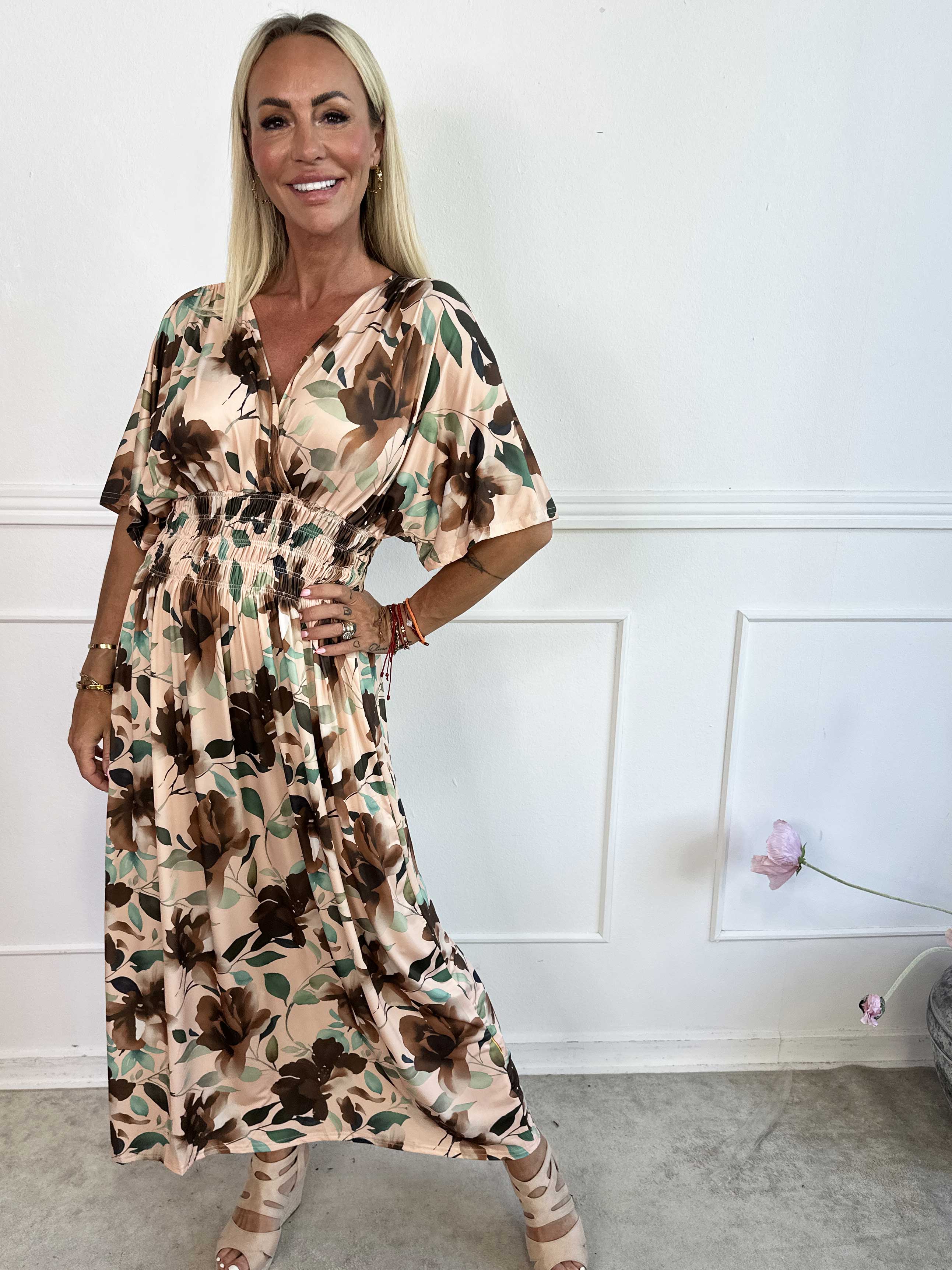 Pams Fiore - Lång elastisk klänning i blommigt mönster