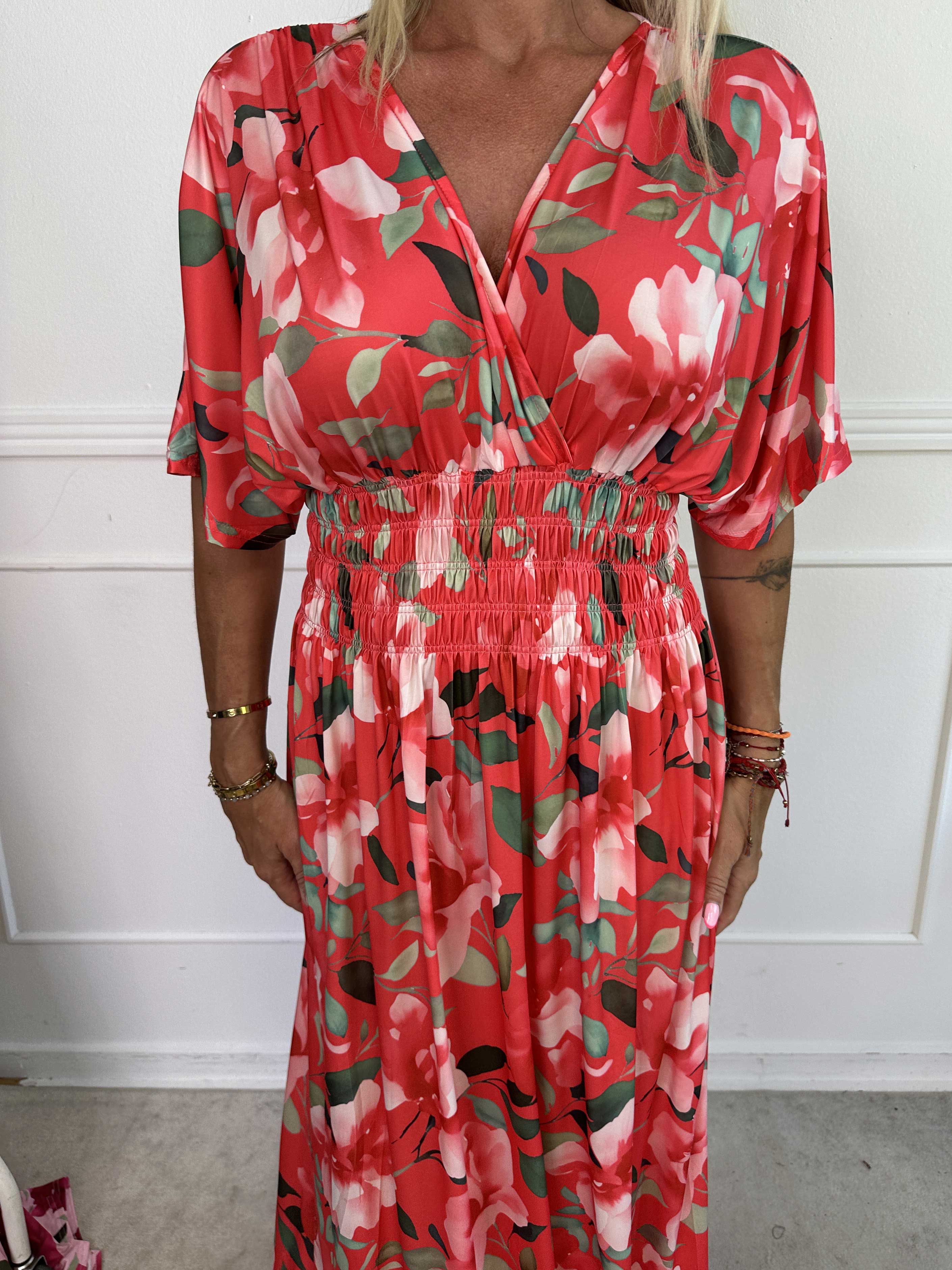 Pams Fiore - Lång elastisk klänning i blommigt mönster