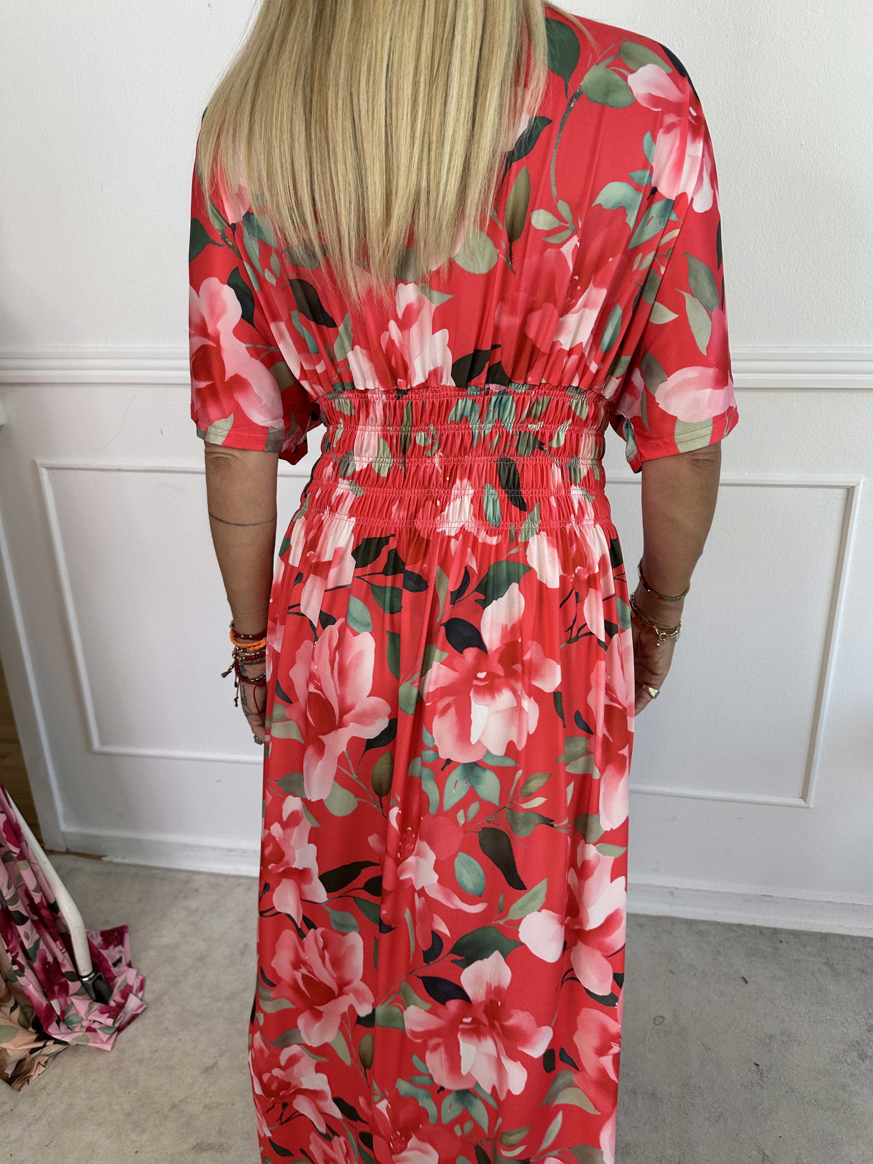 Pams Fiore - Lång elastisk klänning i blommigt mönster