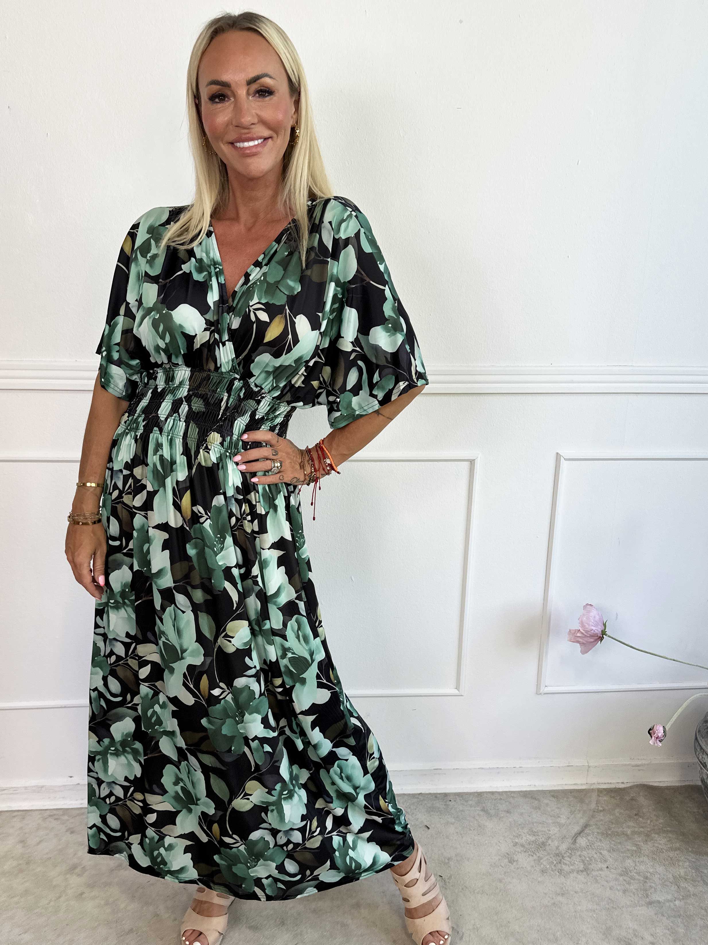 Pams Fiore - Lång elastisk klänning i blommigt mönster