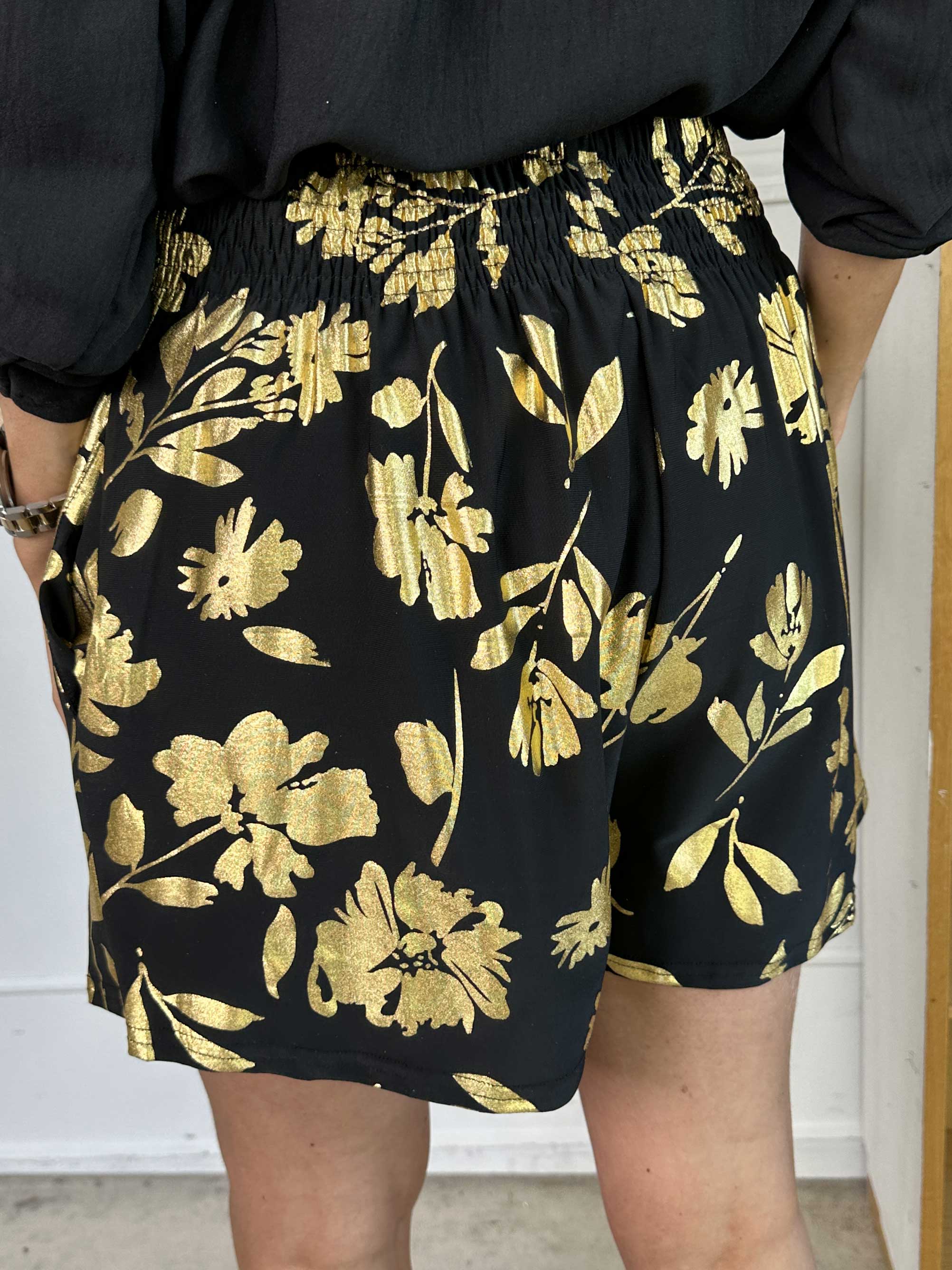 Pams Gold Flower Shorts - Elastiska shorts med guldblad