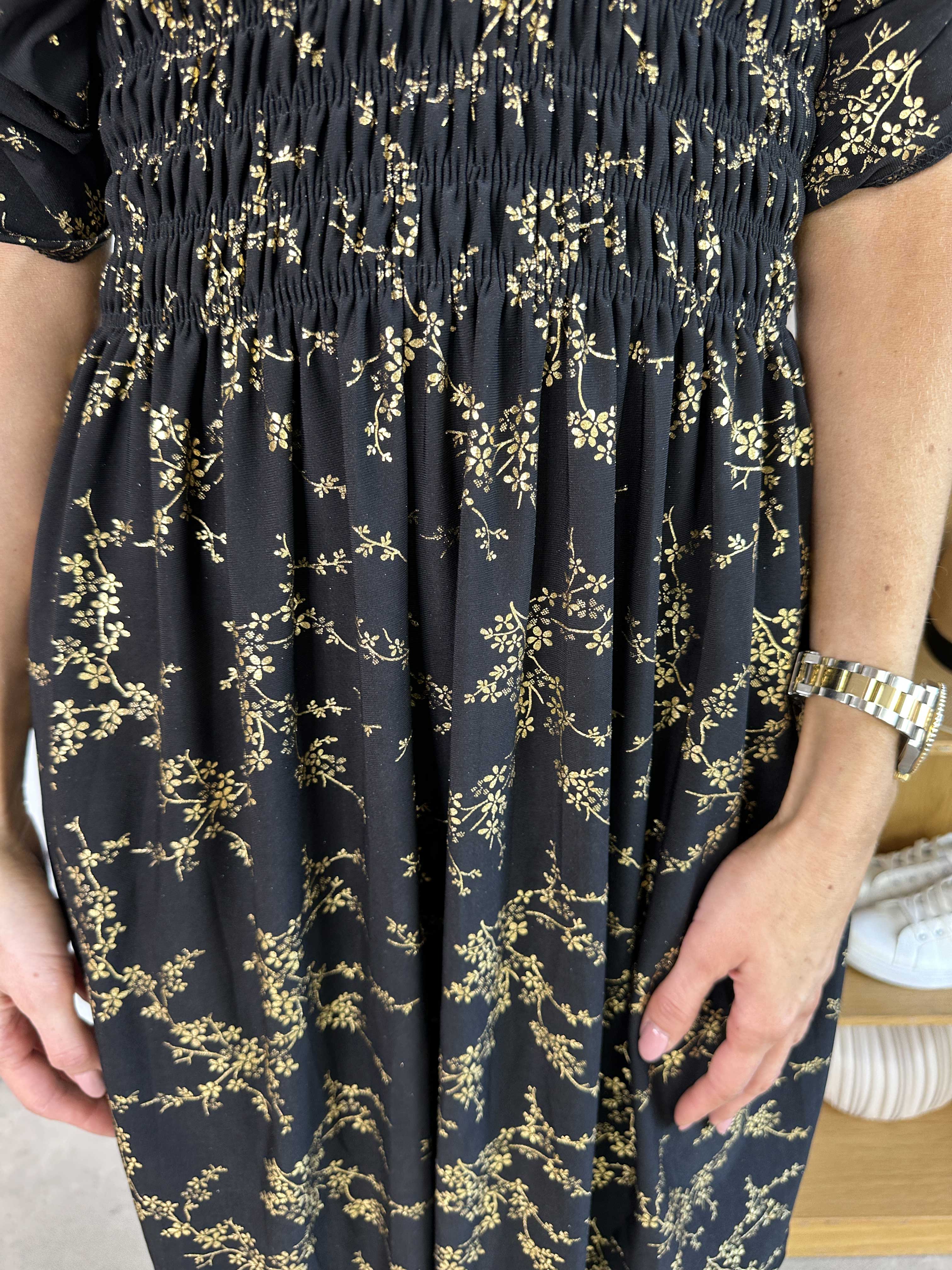 Pams Gold Short - Elastisk klänning detaljerad med guldblommor