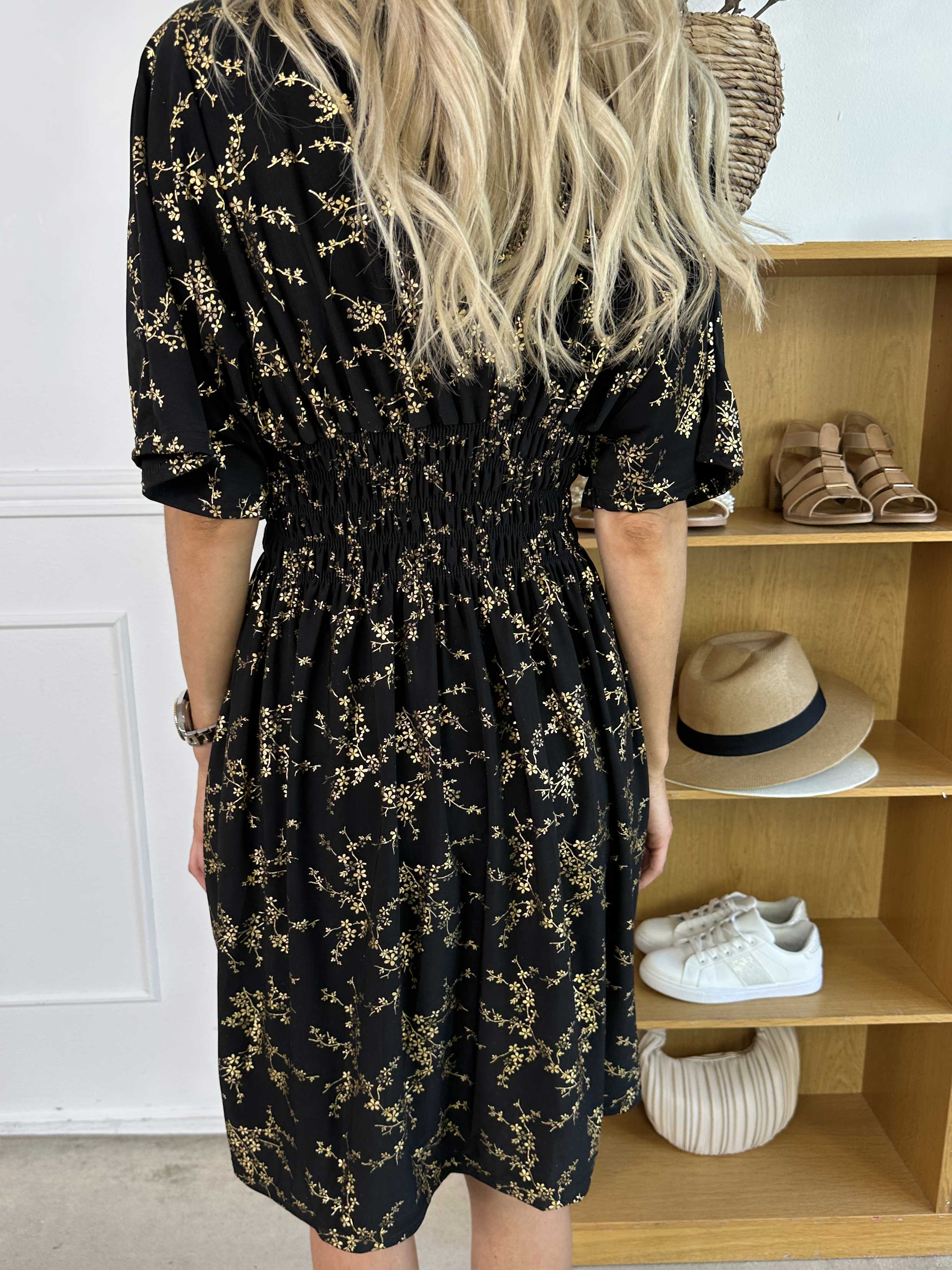 Pams Gold Short - Elastisk klänning detaljerad med guldblommor