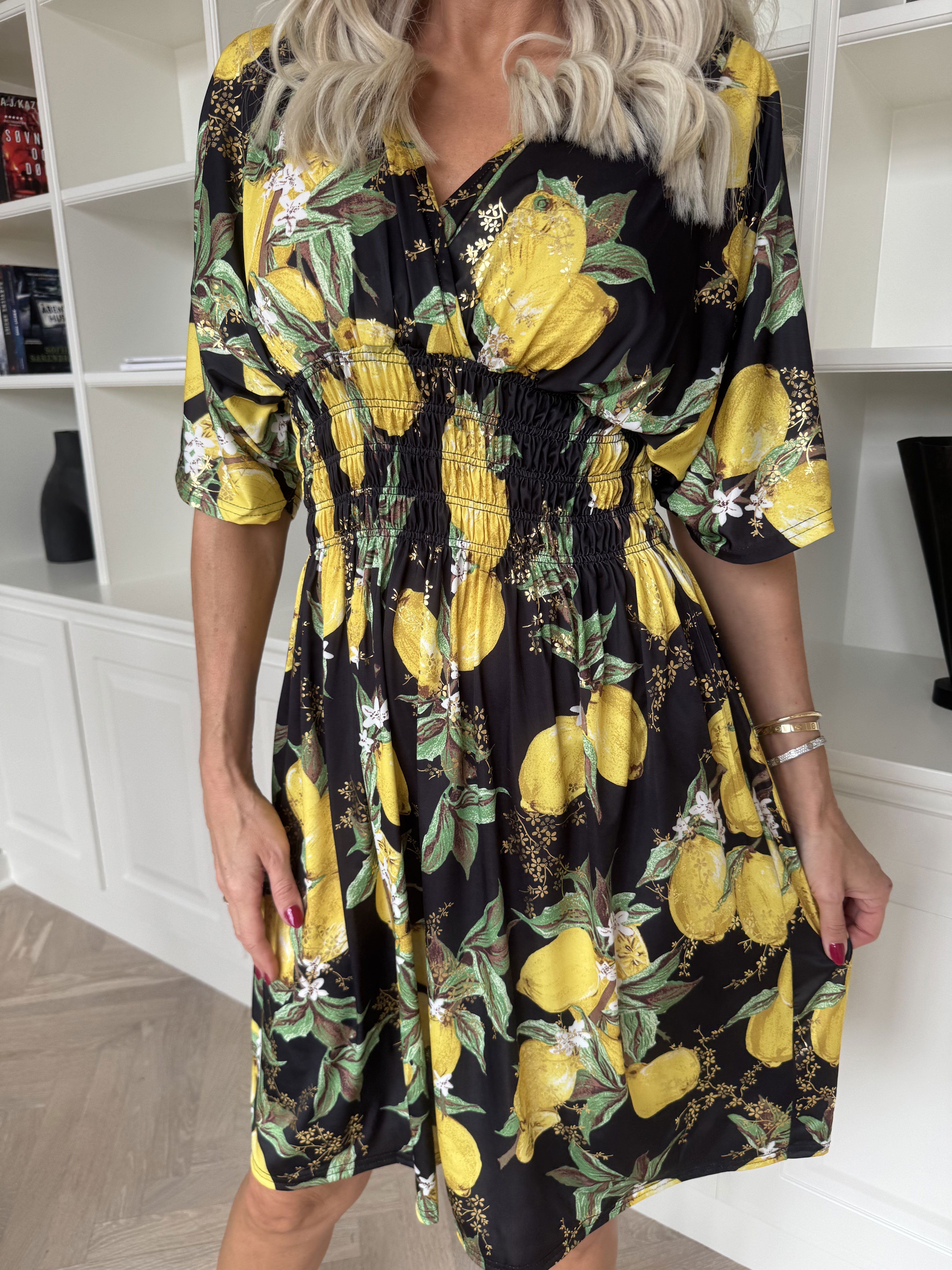 Pams Lemon Short - Elastisk klänning med citroner och gulddetaljer