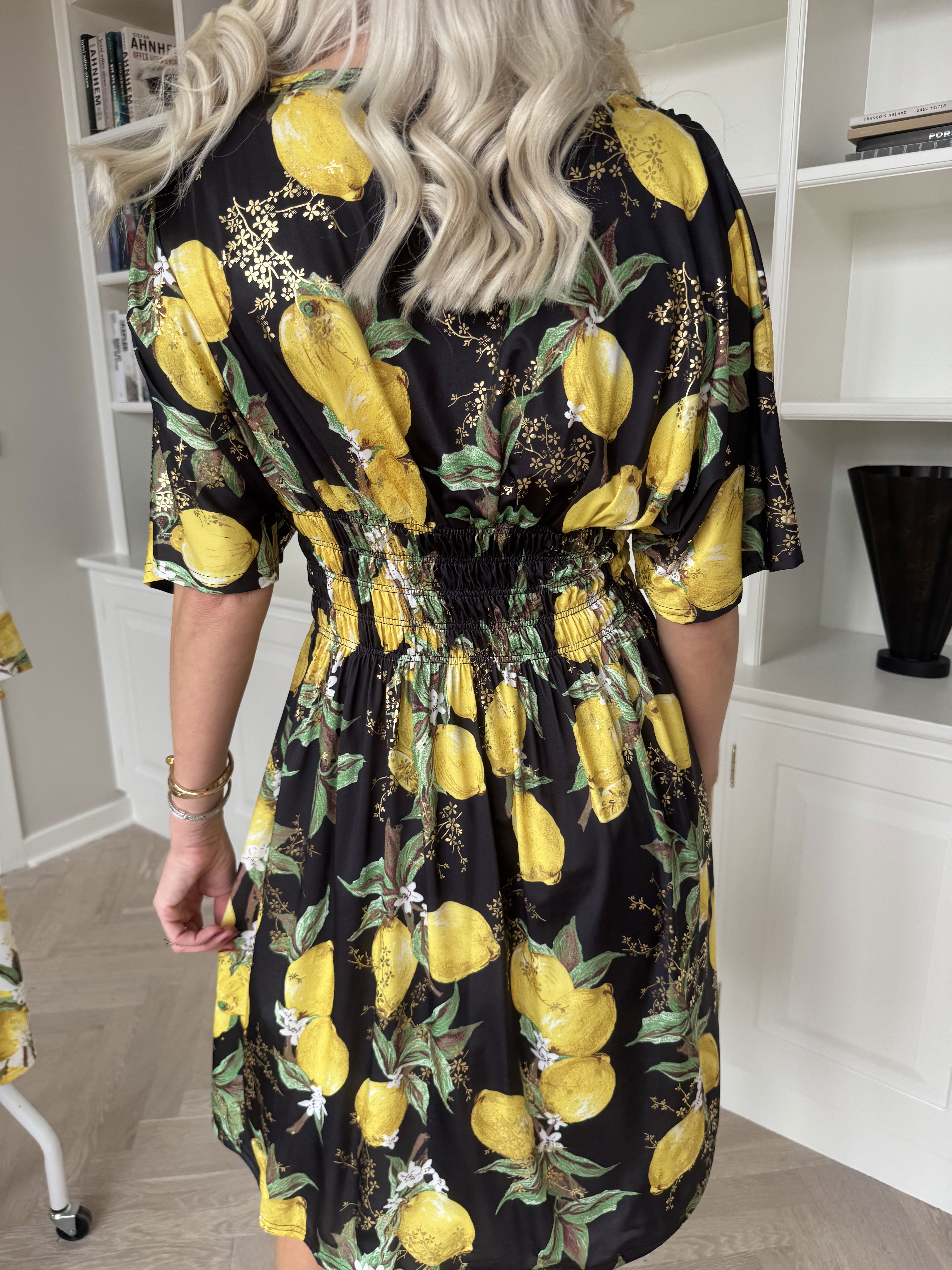 Pams Lemon Short - Elastisk klänning med citroner och gulddetaljer