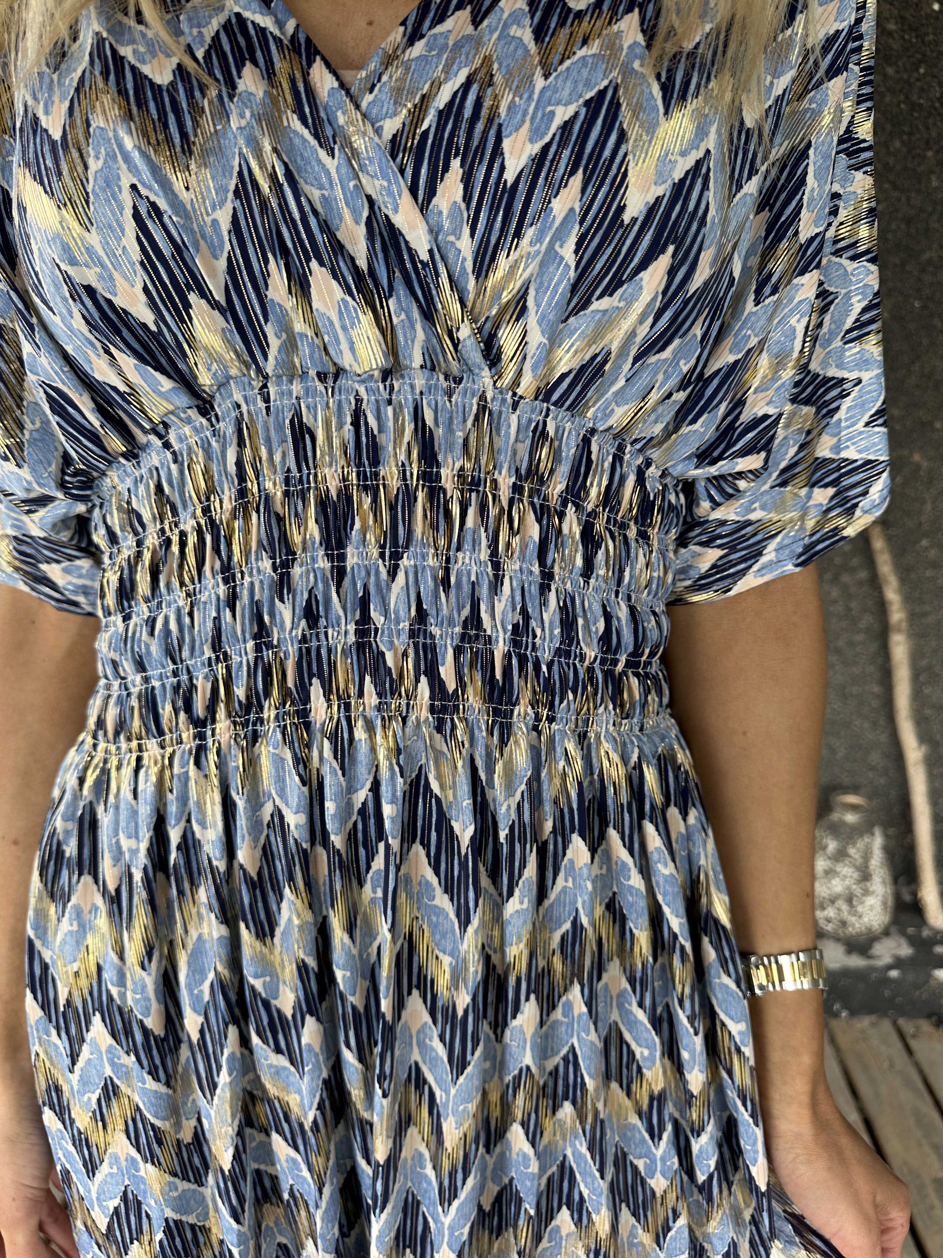 Pams Zigzag Short - Stretchig mönstrad klänning med gulddetaljer