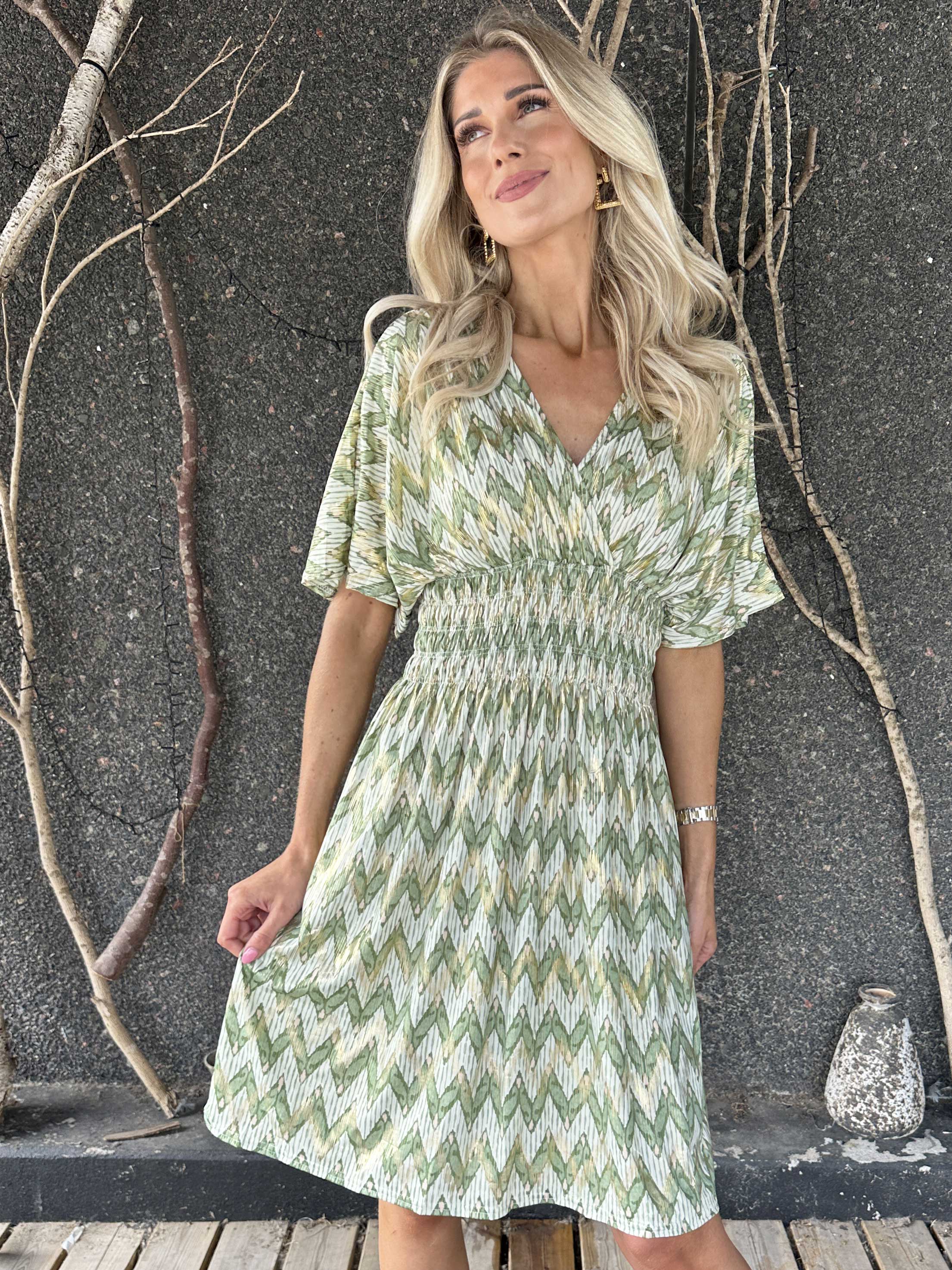 Pams Zigzag Short - Stretchig mönstrad klänning med gulddetaljer