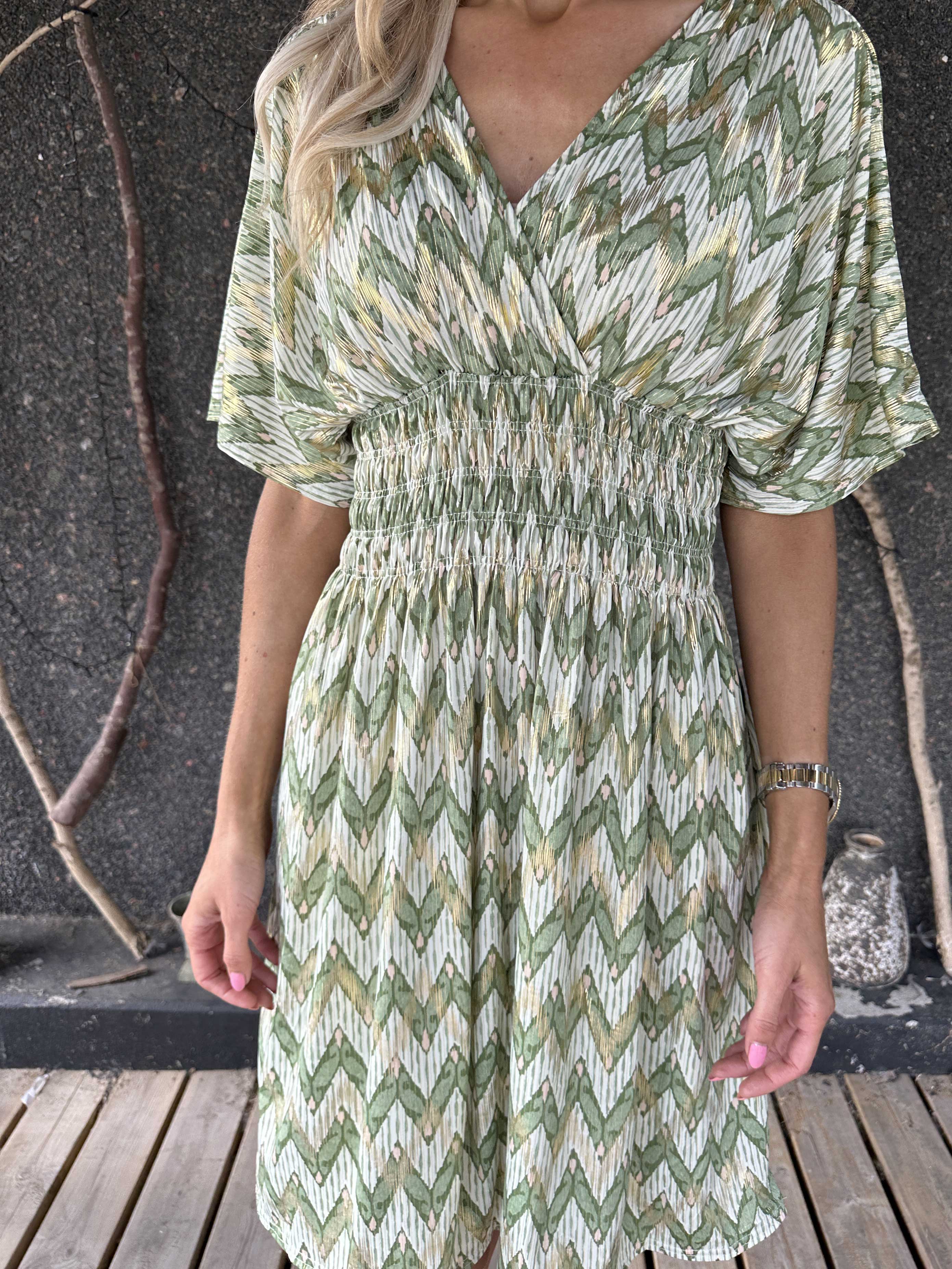 Pams Zigzag Short - Stretchig mönstrad klänning med gulddetaljer