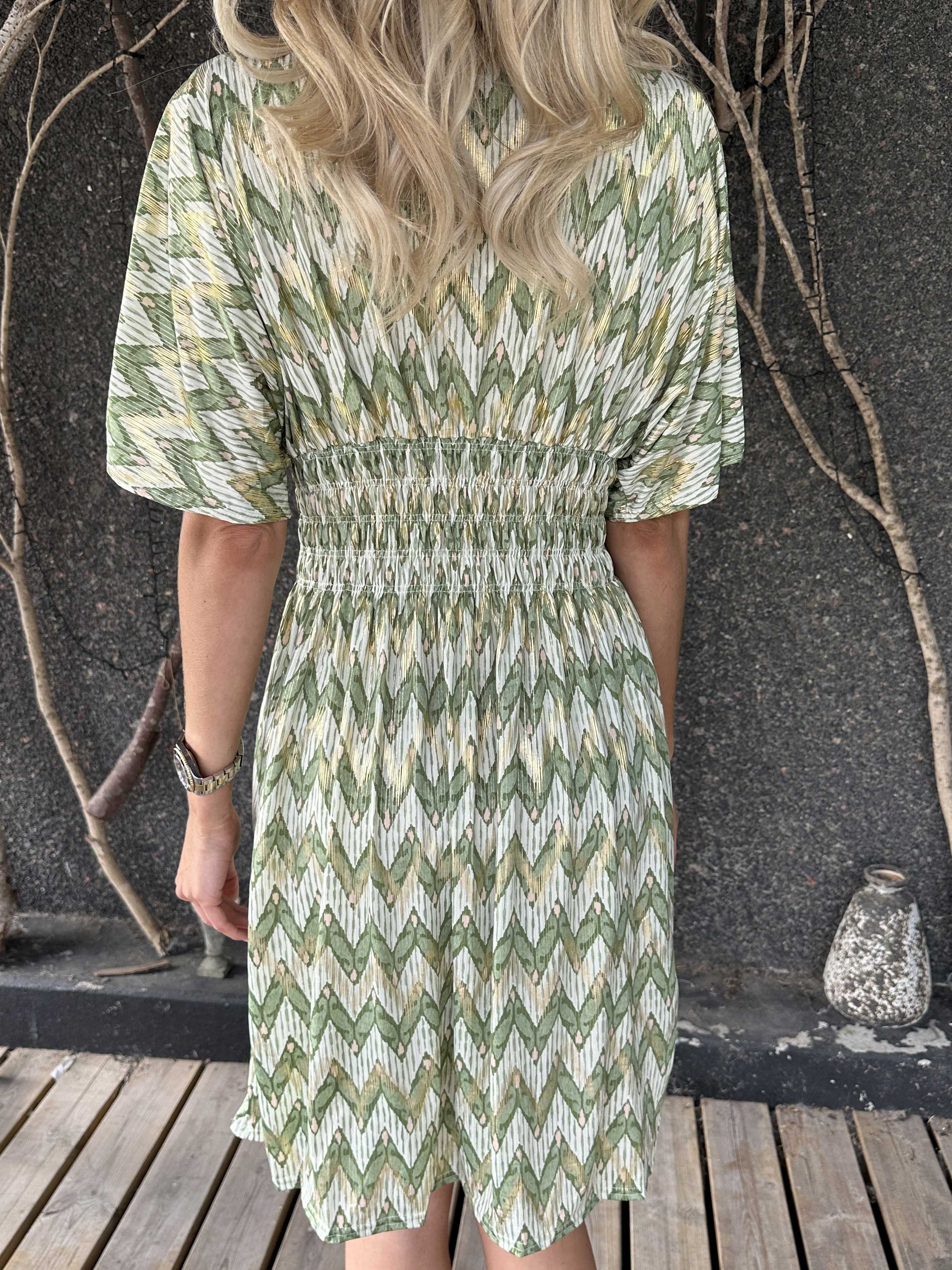 Pams Zigzag Short - Stretchig mönstrad klänning med gulddetaljer