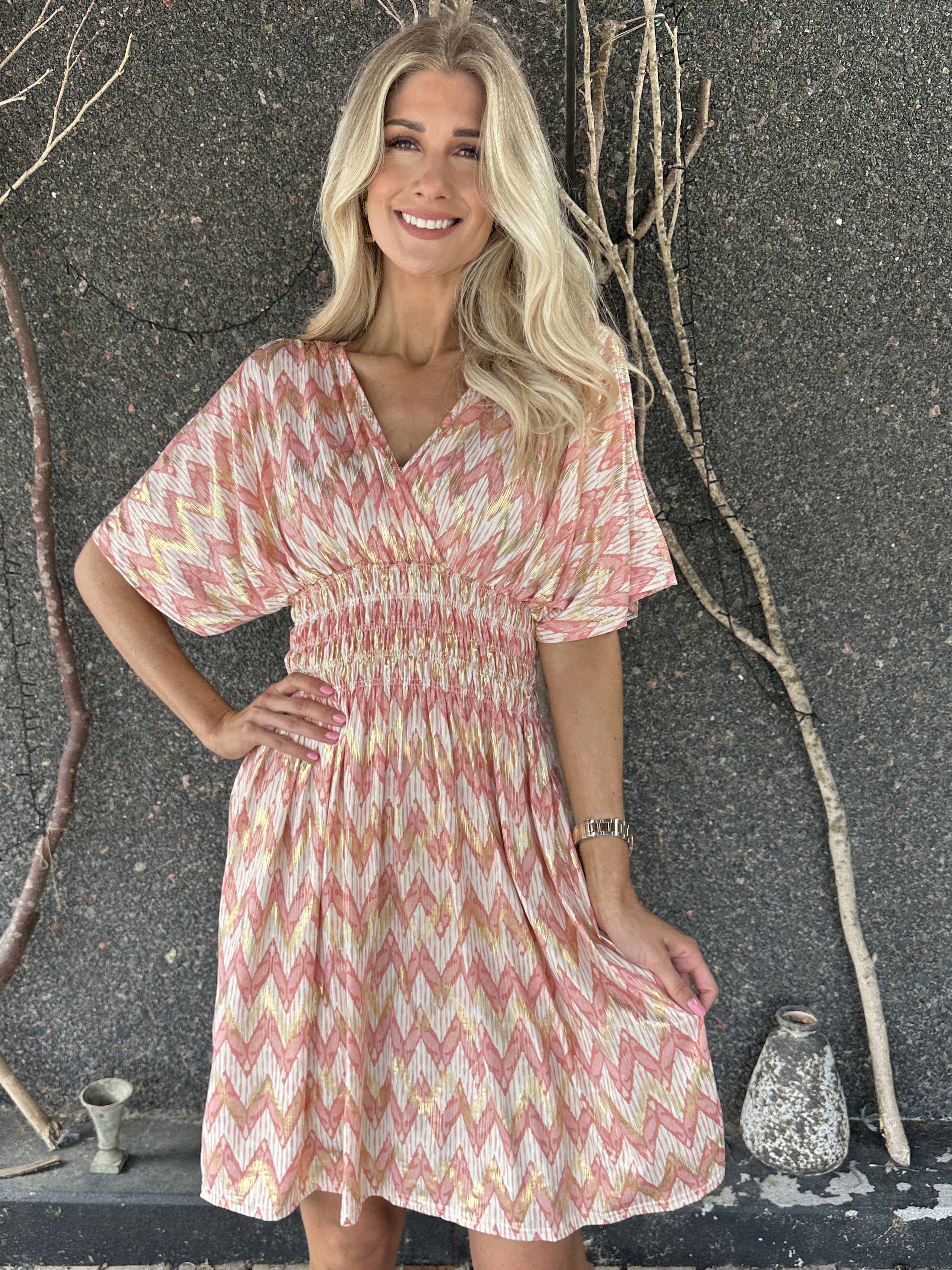 Pams Zigzag Short - Stretchig mönstrad klänning med gulddetaljer