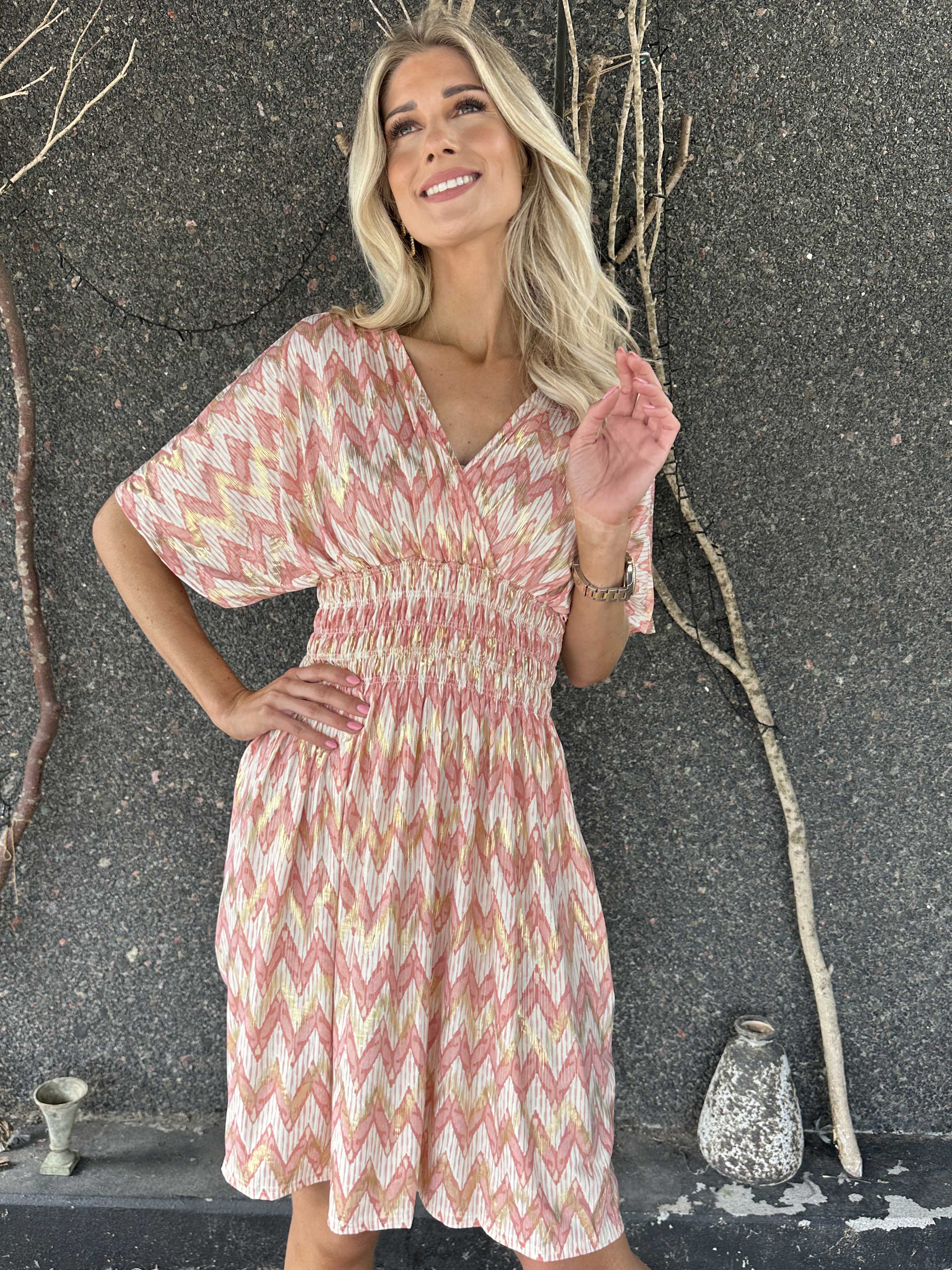 Pams Zigzag Short - Stretchig mönstrad klänning med gulddetaljer