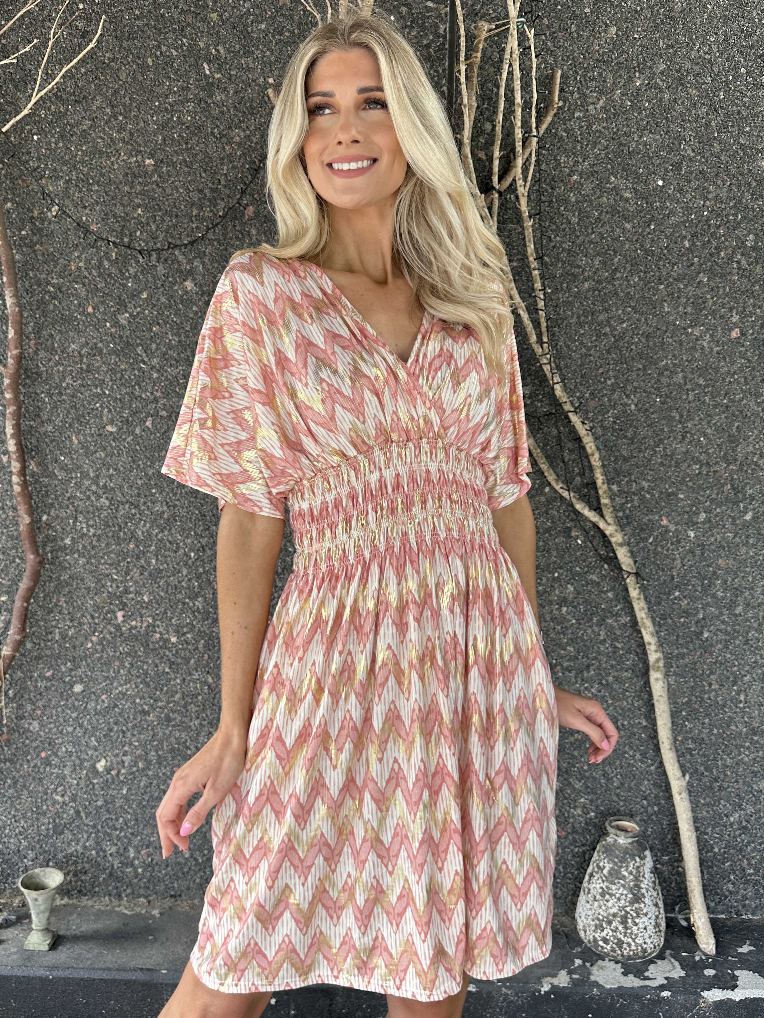 Pams Zigzag Short - Stretchig mönstrad klänning med gulddetaljer