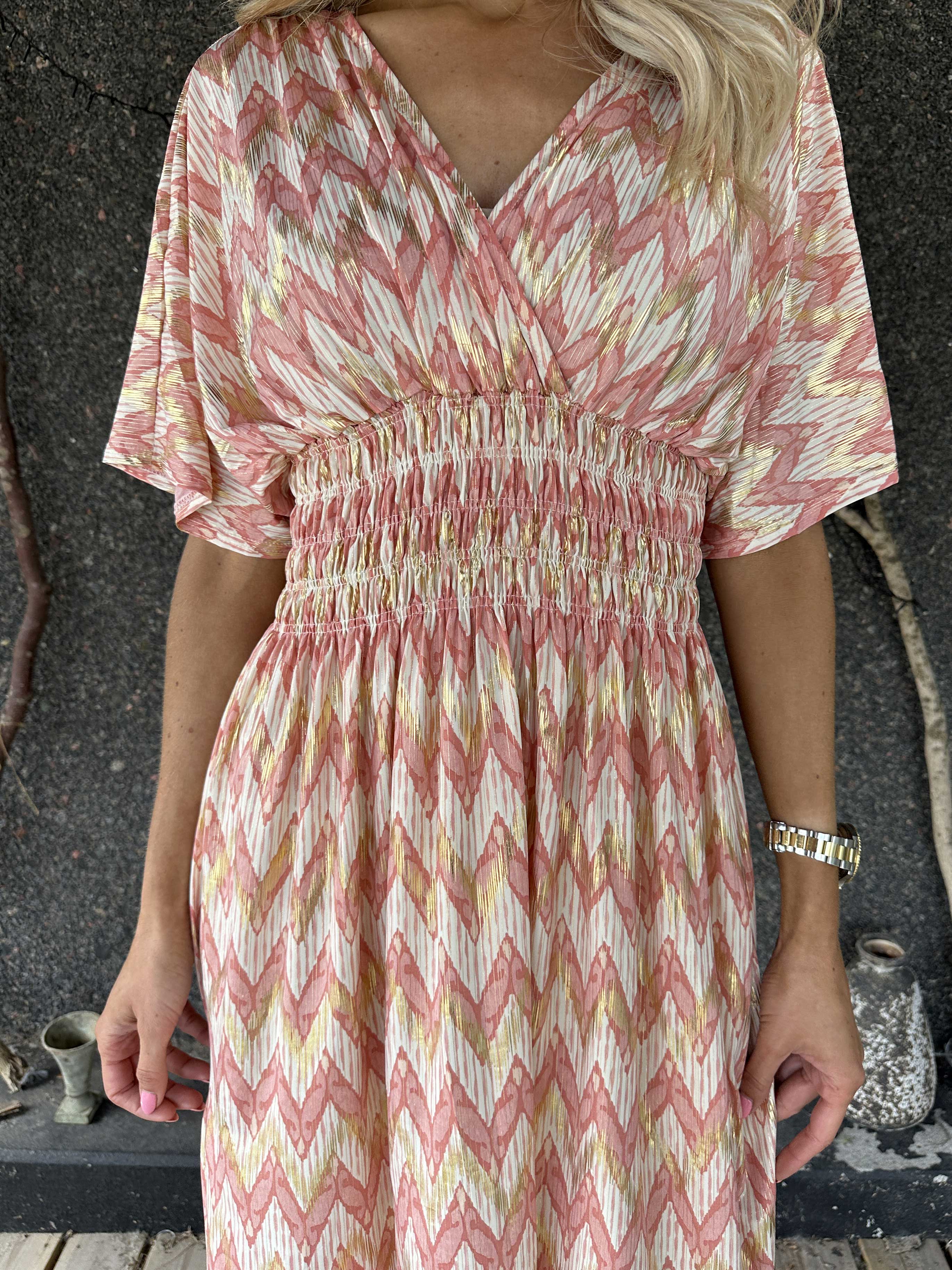 Pams Zigzag Short - Stretchig mönstrad klänning med gulddetaljer