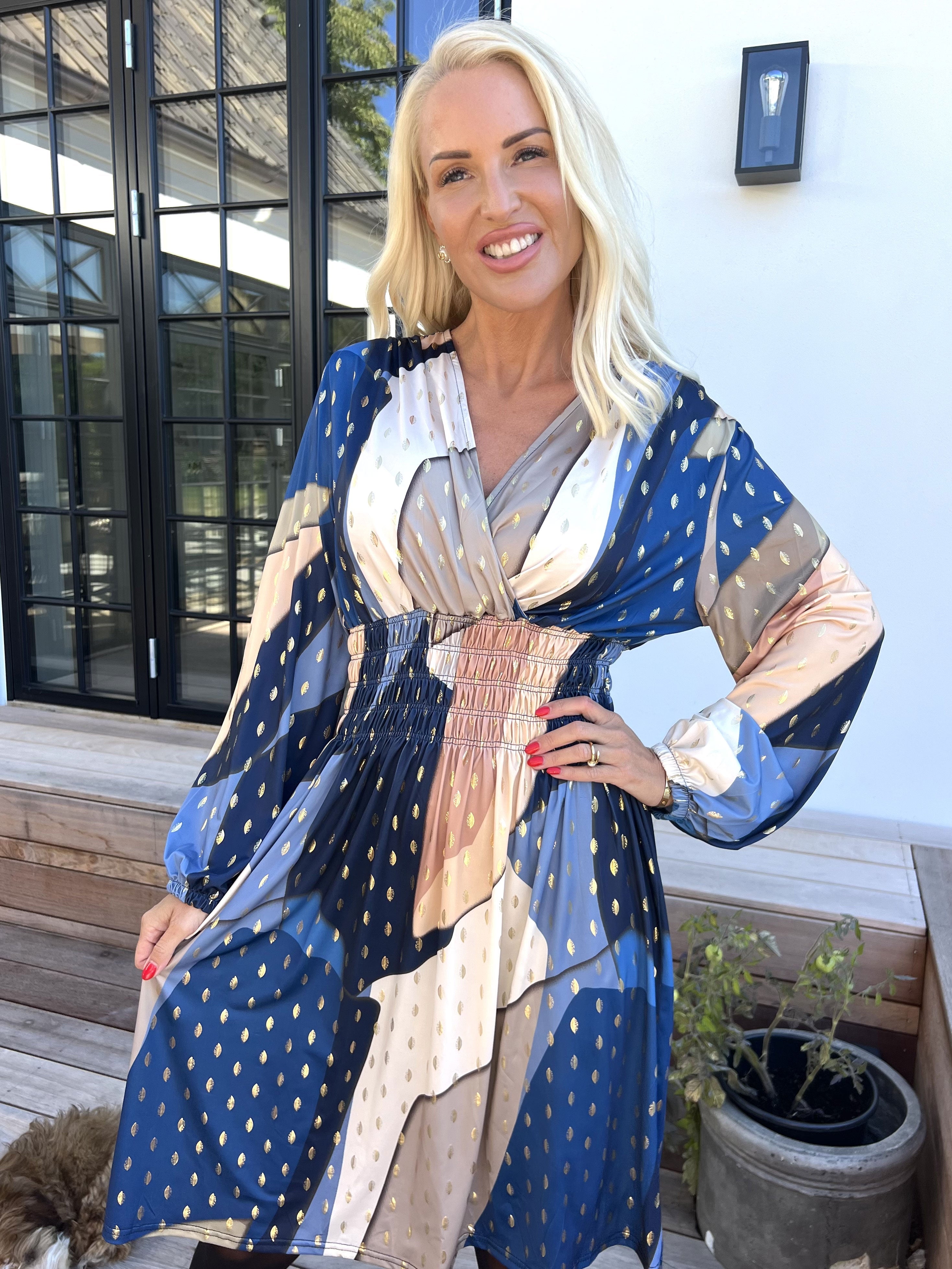 Pams Abstract Short L/S - Elastisk flerfärgad klänning med gulddetaljer