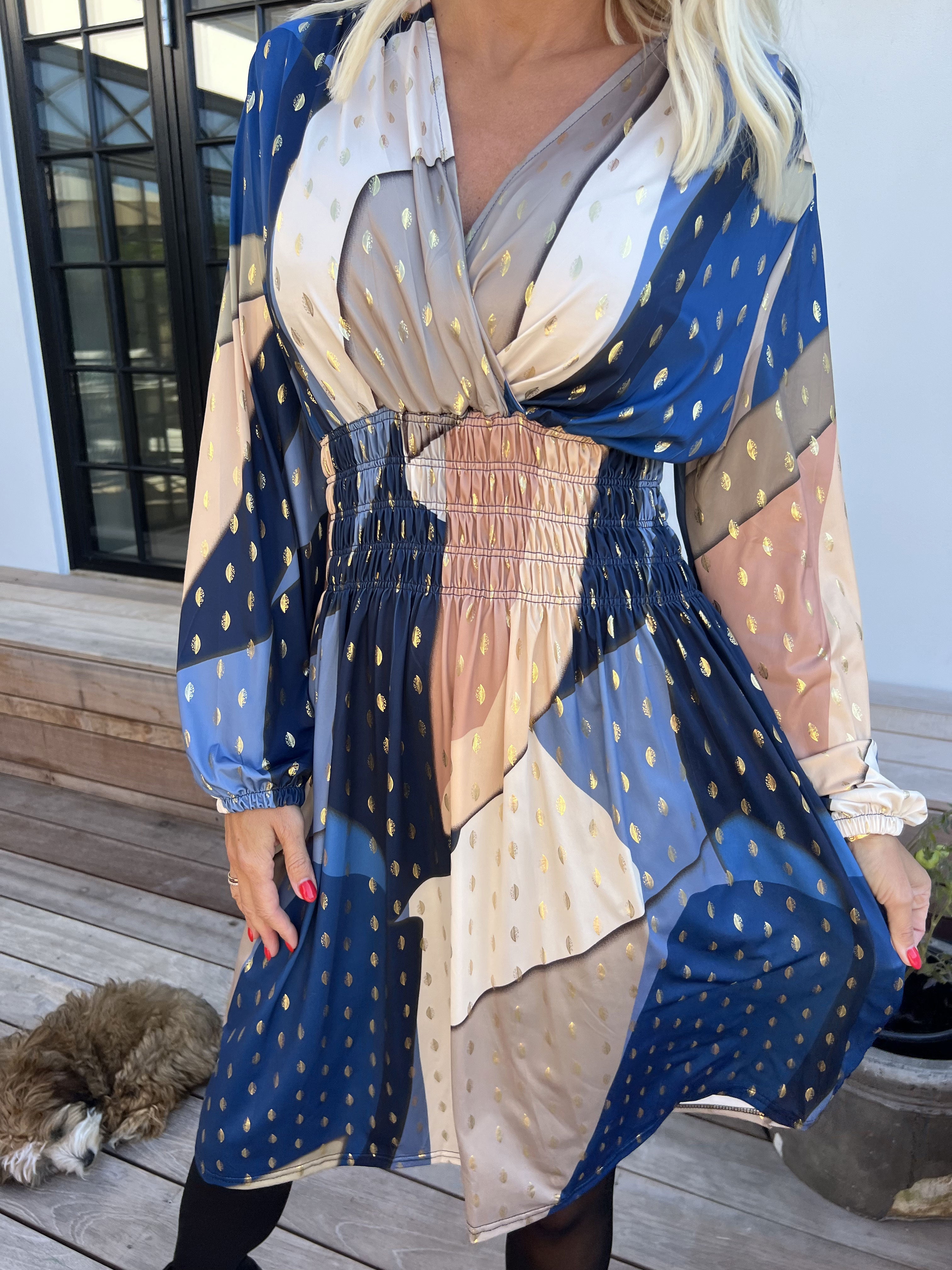 Pams Abstract Short L/S - Elastisk flerfärgad klänning med gulddetaljer