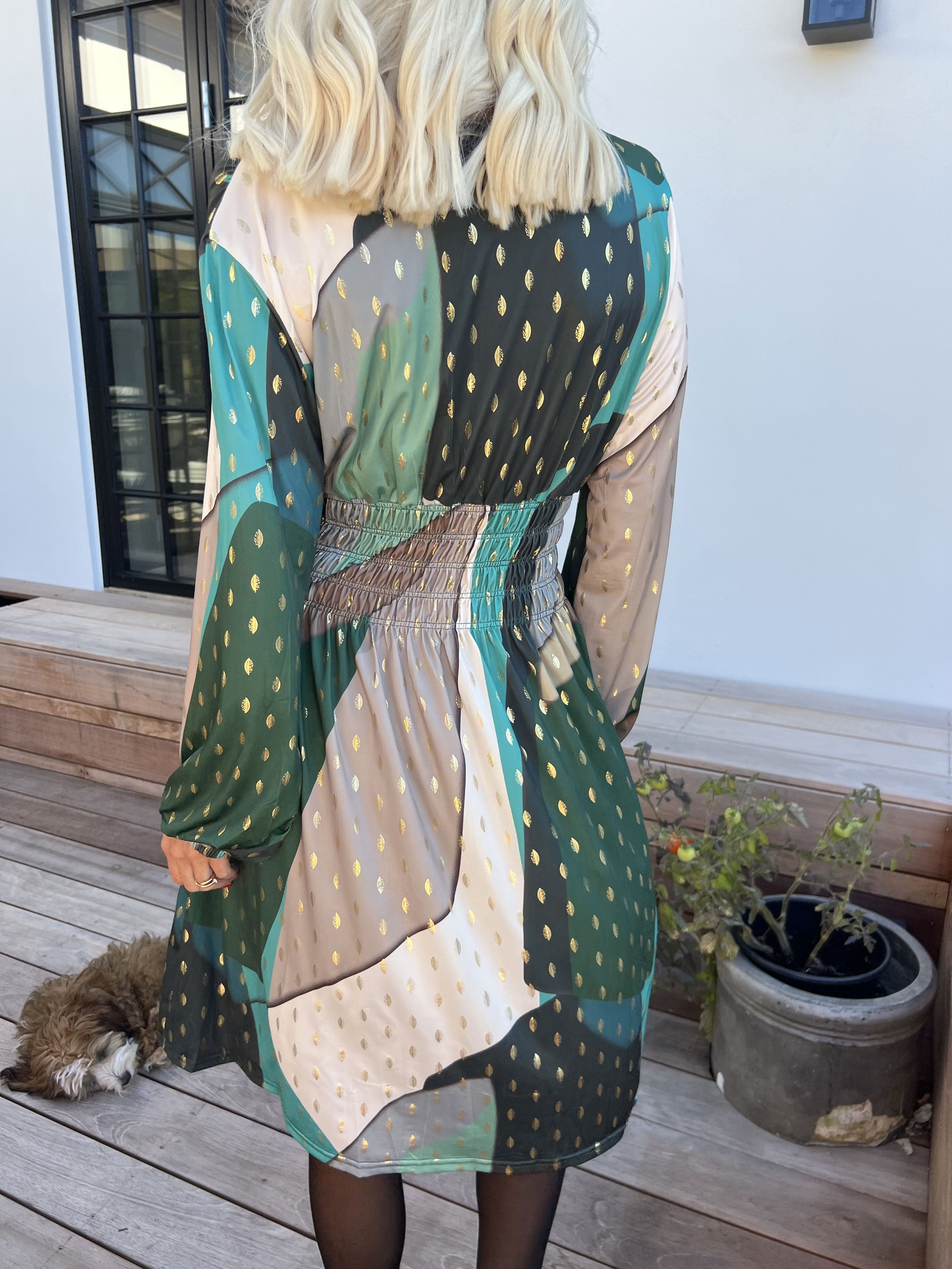 Pams Abstract Short L/S - Elastisk flerfärgad klänning med gulddetaljer