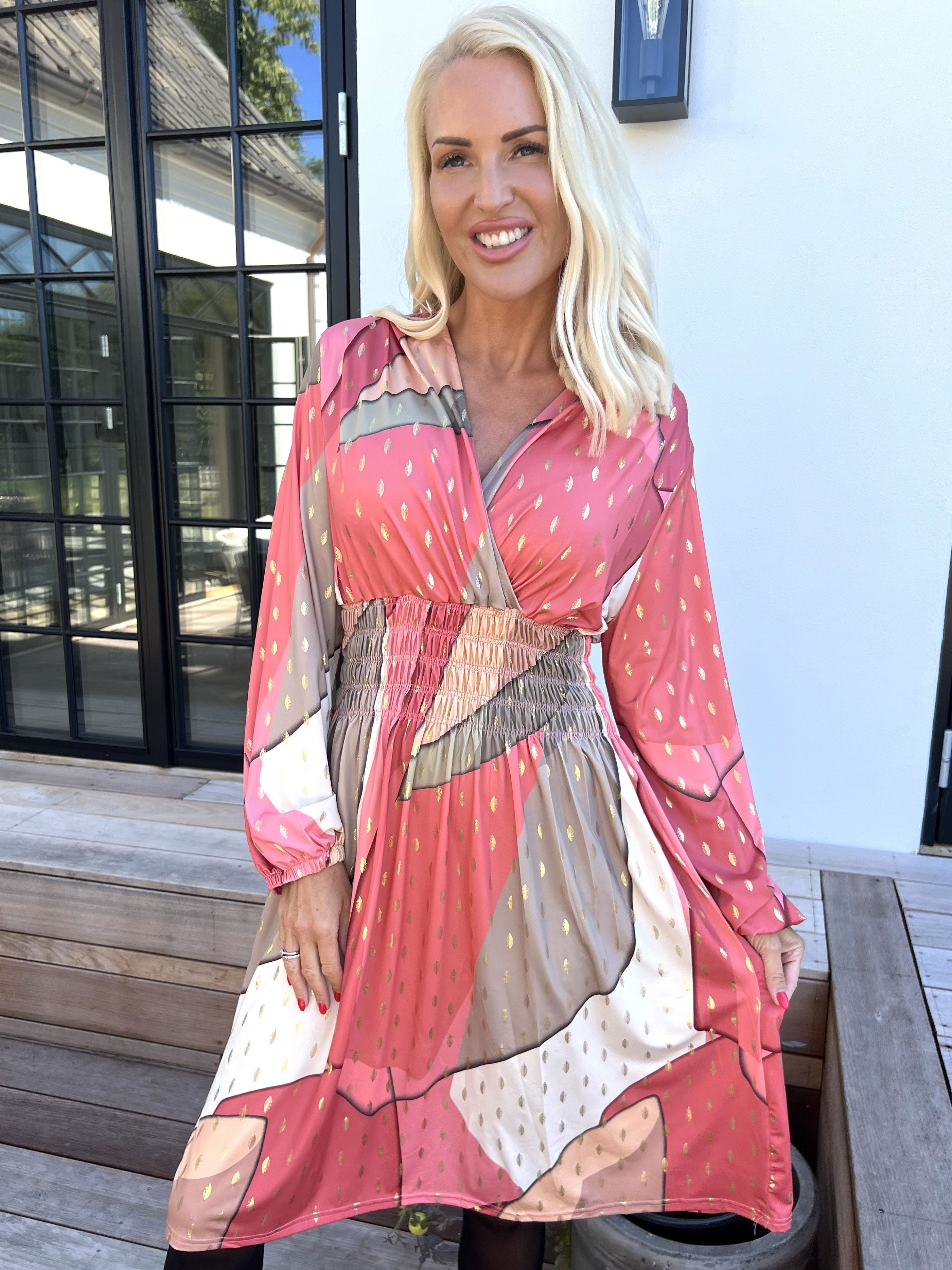 Pams Abstract Short L/S - Elastisk flerfärgad klänning med gulddetaljer