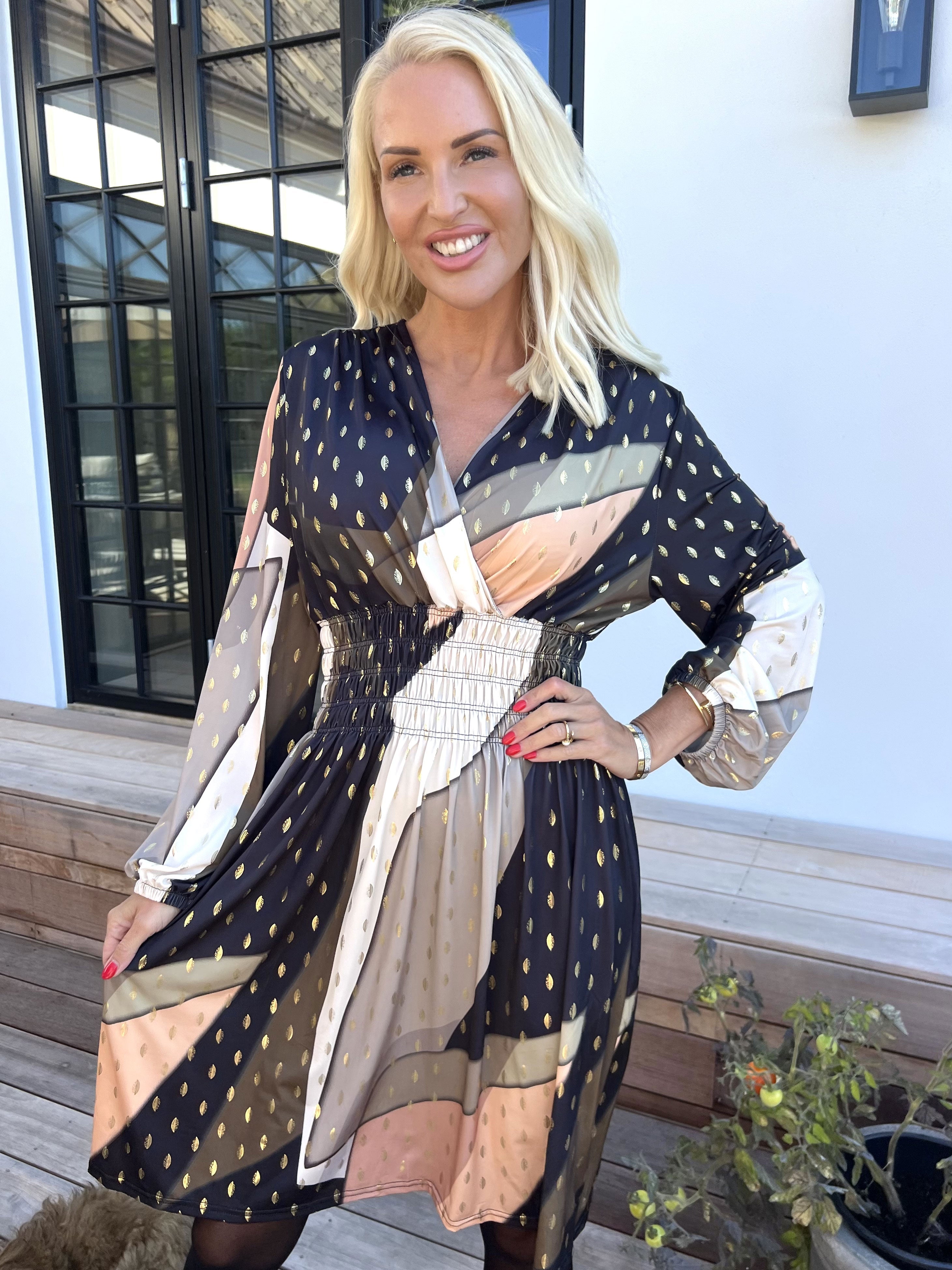 Pams Abstract Short L/S - Elastisk flerfärgad klänning med gulddetaljer