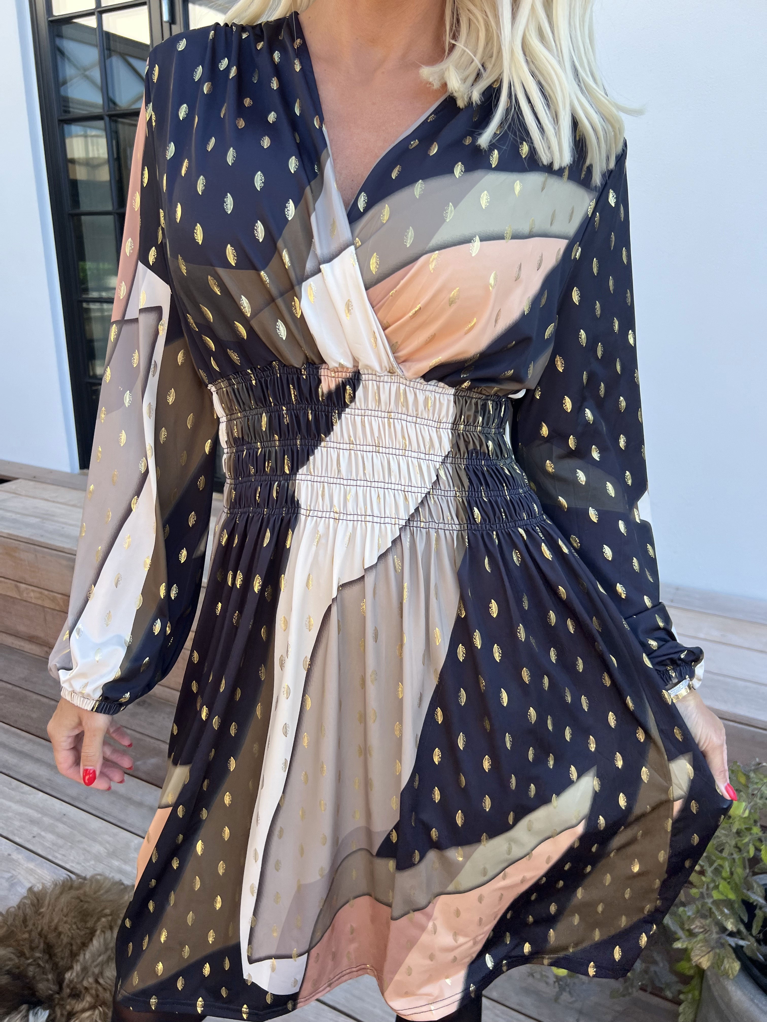 Pams Abstract Short L/S - Elastisk flerfärgad klänning med gulddetaljer