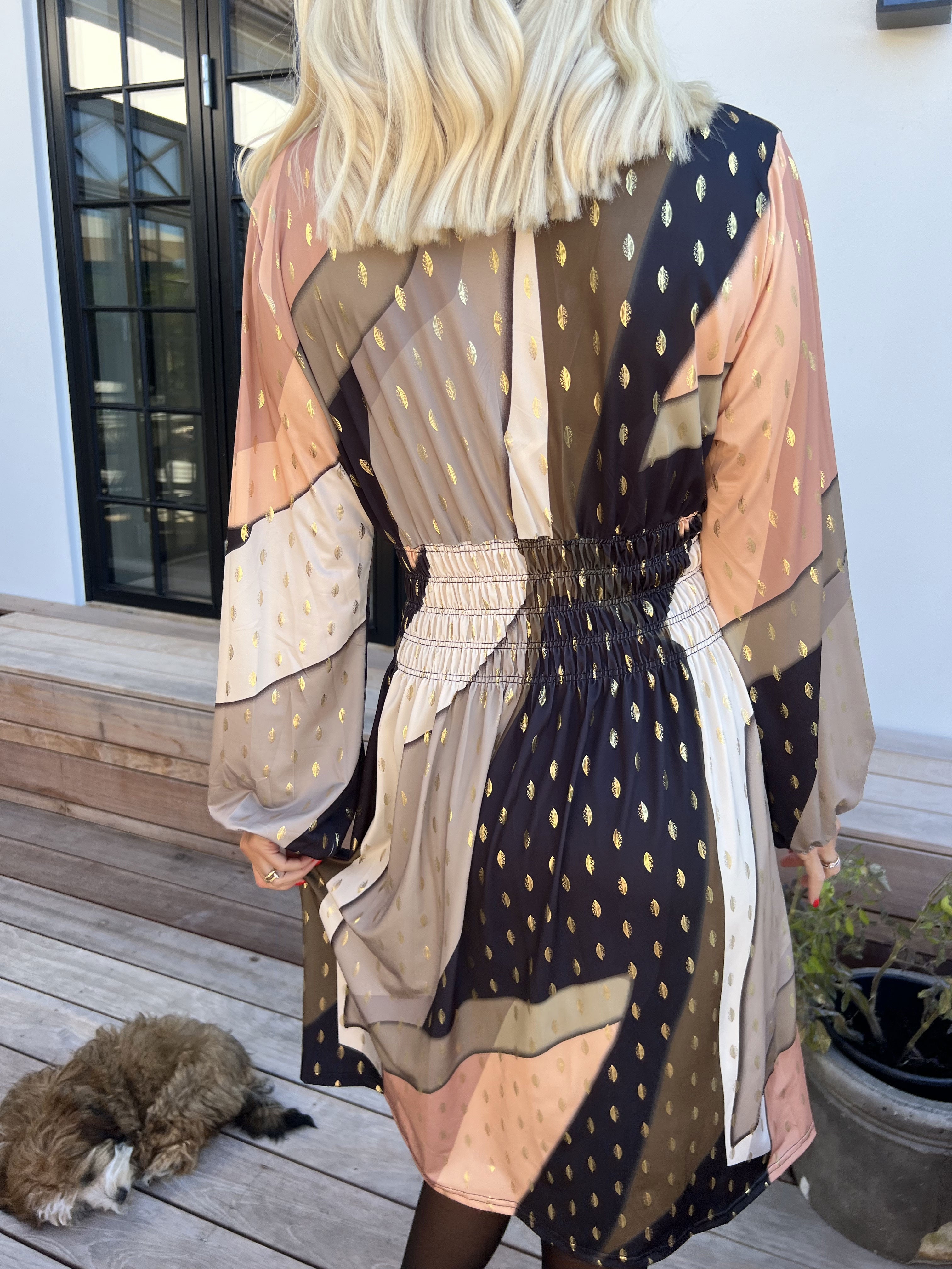 Pams Abstract Short L/S - Elastisk flerfärgad klänning med gulddetaljer