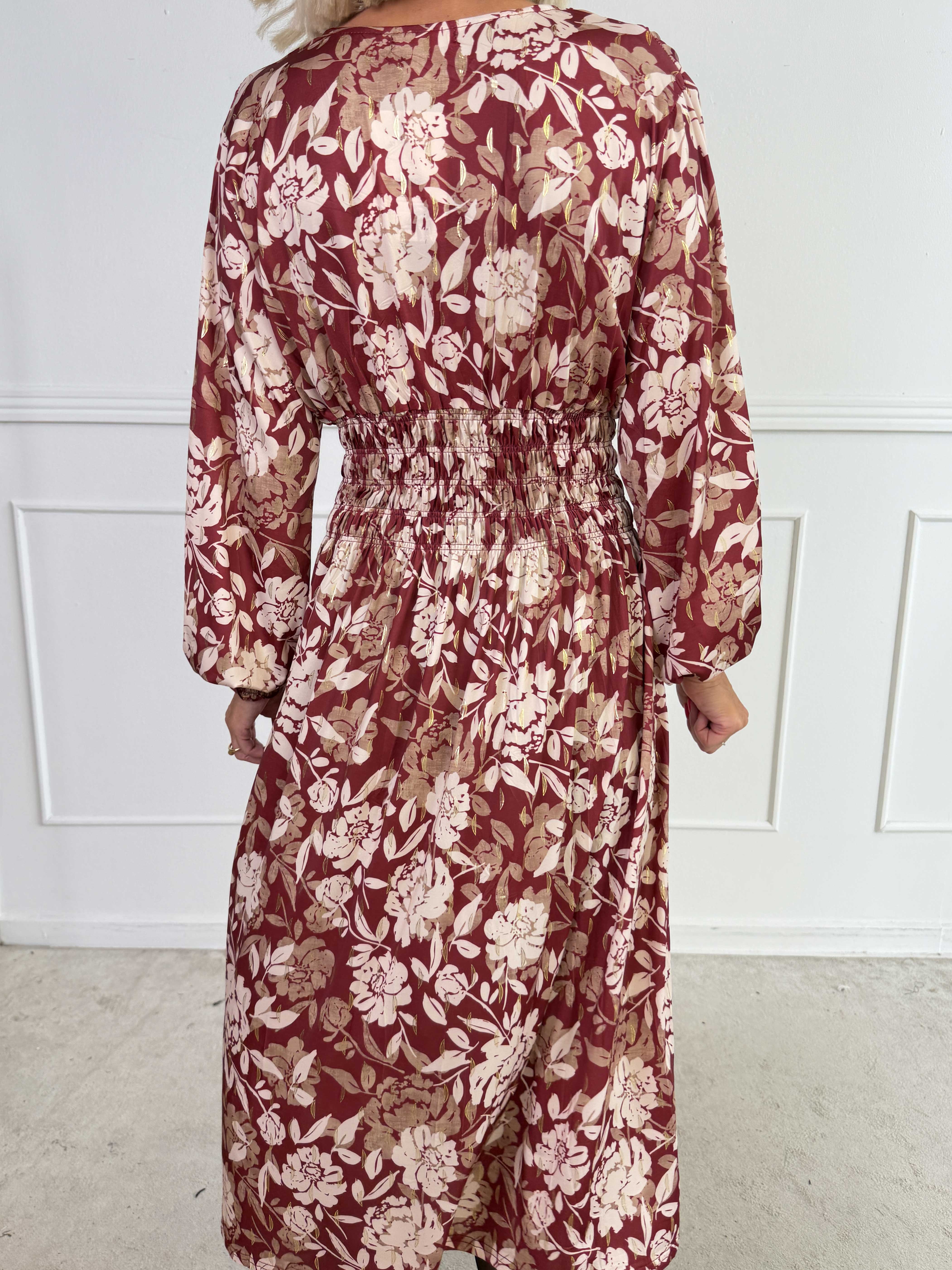 Pams Aroma Midi L/S - Elastisk kjole i blomsterprint med elegante gulddetaljer