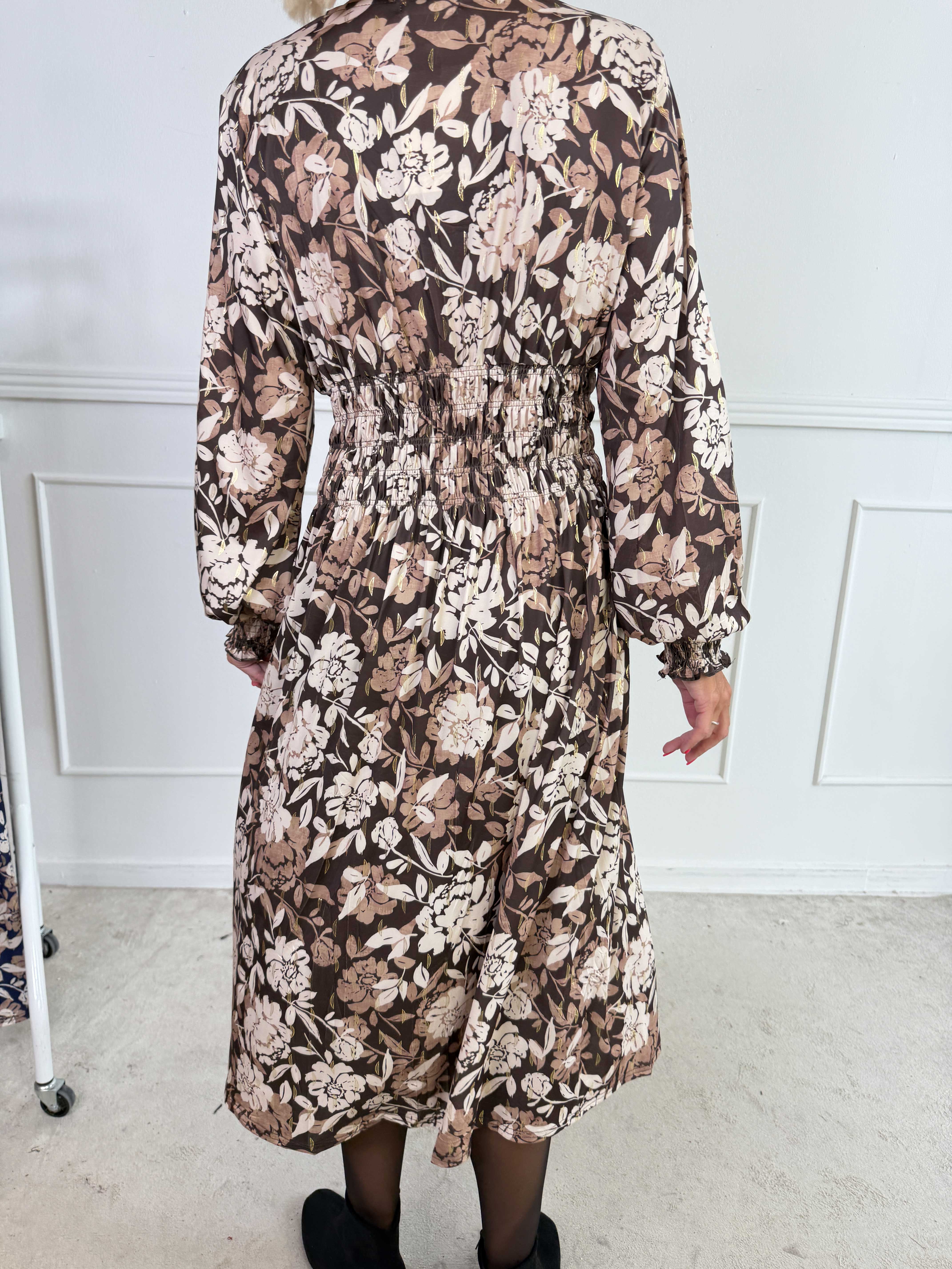 Pams Aroma Midi L/S - Elastisk kjole i blomsterprint med elegante gulddetaljer