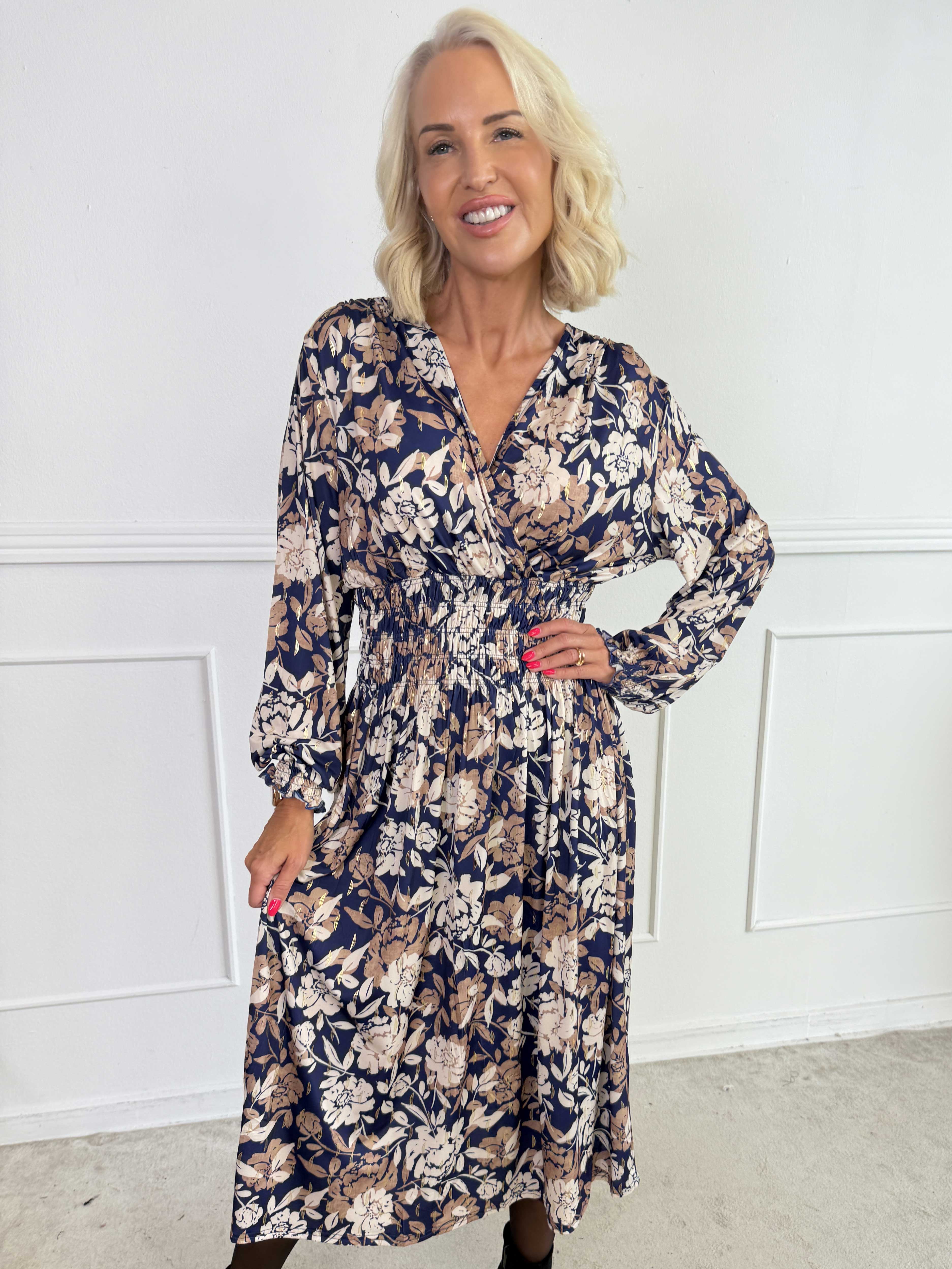 Pams Aroma Midi L/S - Elastisk kjole i blomsterprint med elegante gulddetaljer