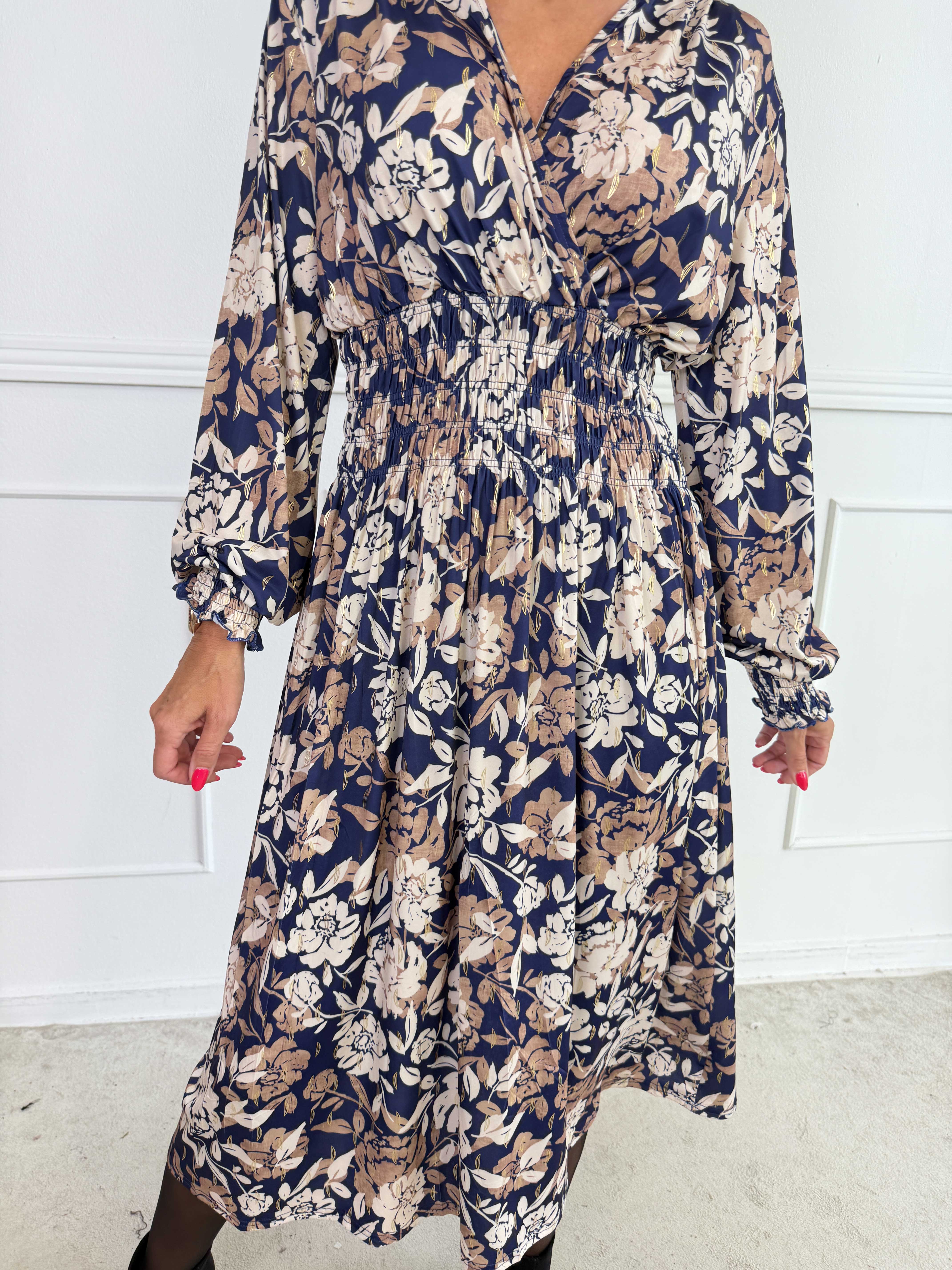 Pams Aroma Midi L/S - Elastisk kjole i blomsterprint med elegante gulddetaljer