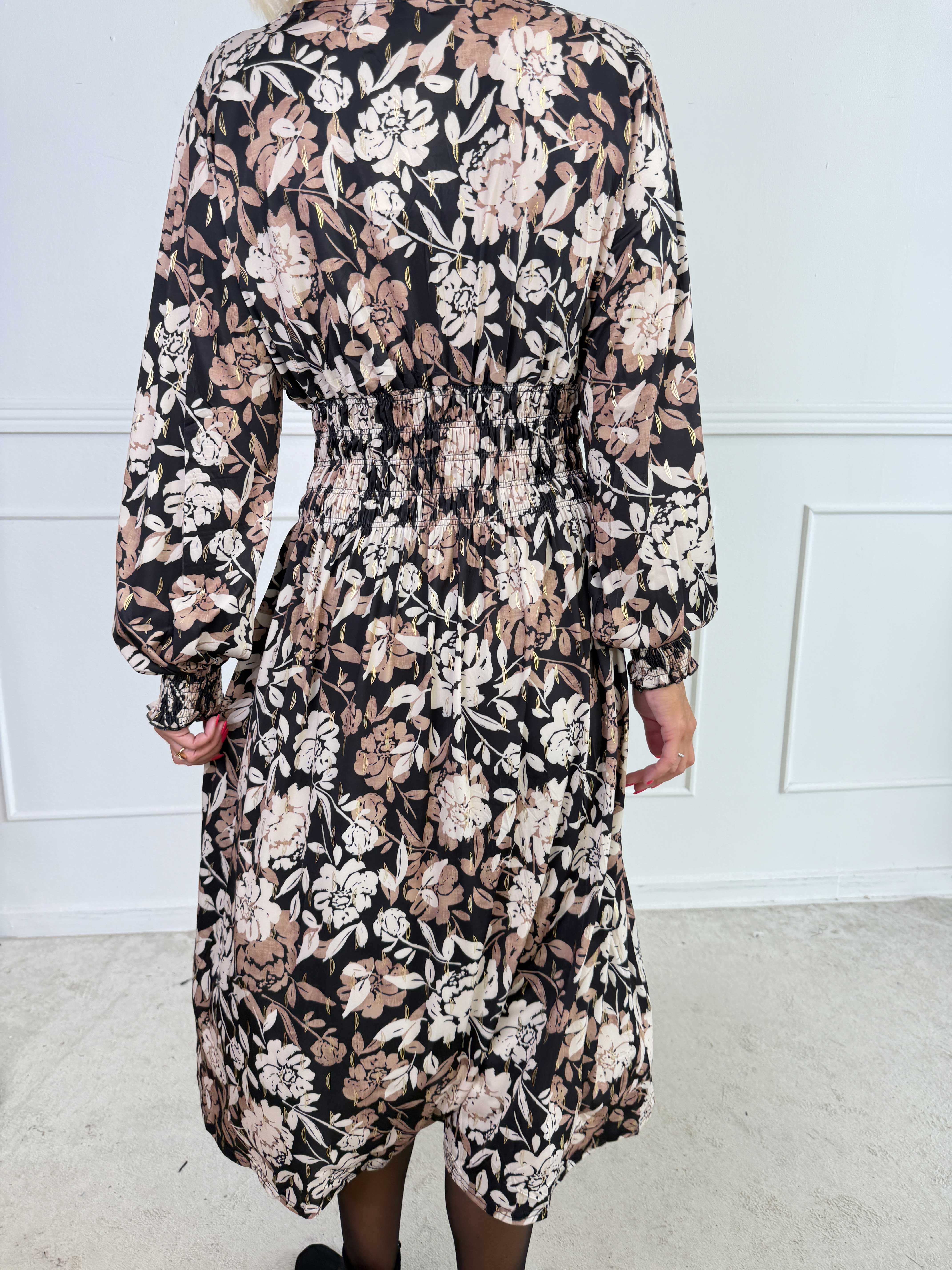 Pams Aroma Midi L/S - Elastisk kjole i blomsterprint med elegante gulddetaljer