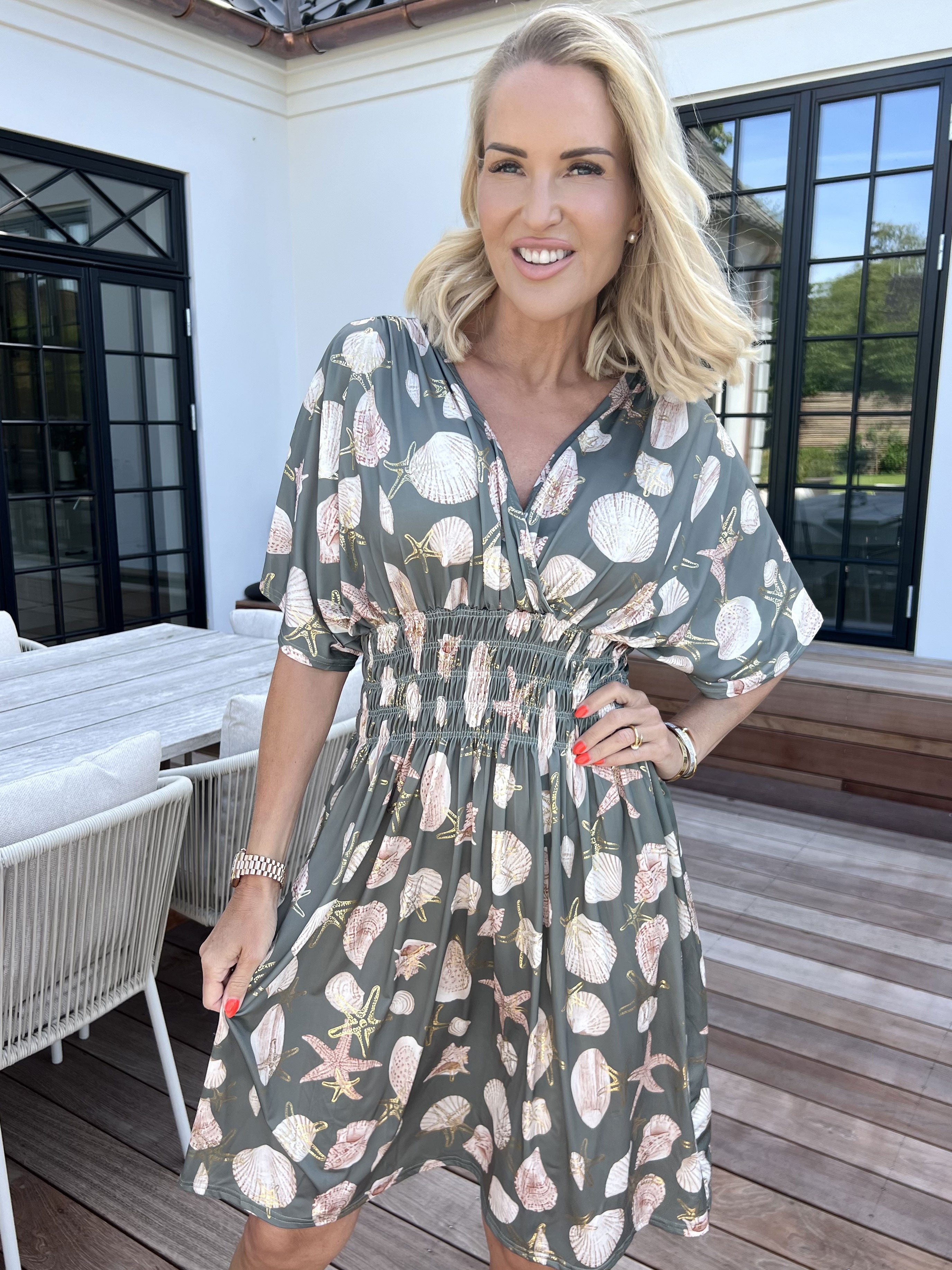 Pams Beach Short - Elastisk klänning med snäckmotiv