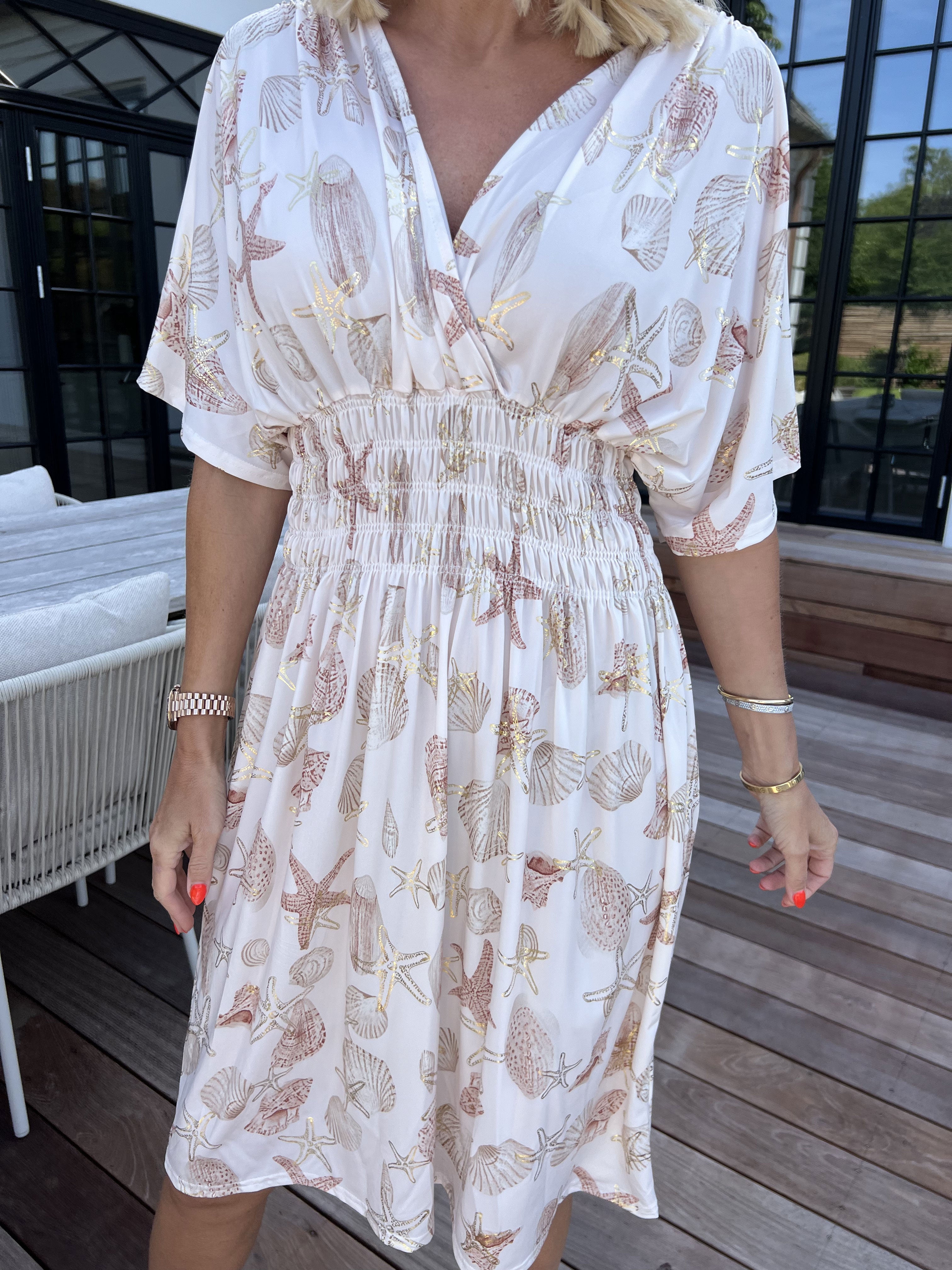 Pams Beach Short - Elastisk klänning med snäckmotiv