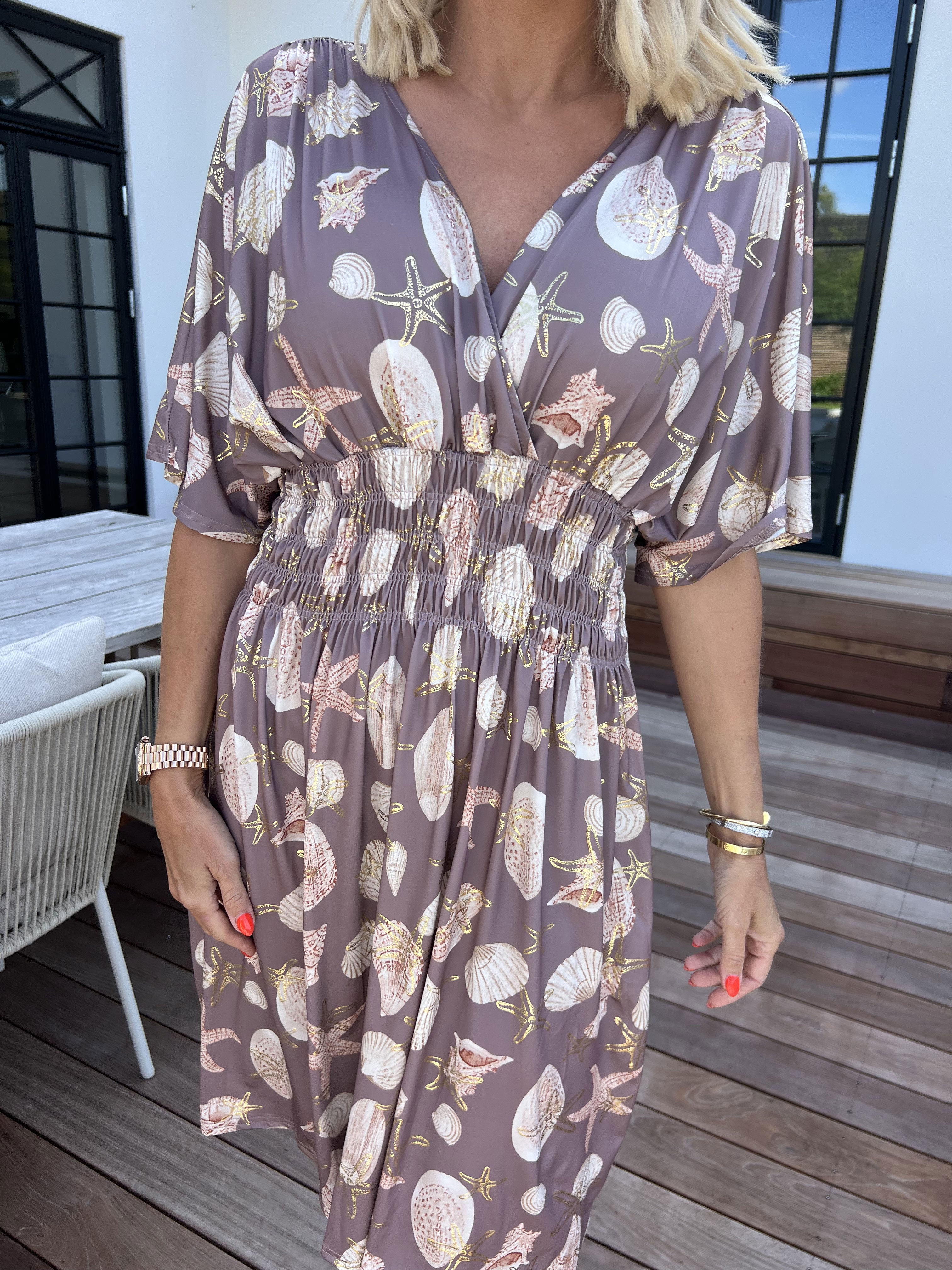 Pams Beach Short - Elastisk klänning med snäckmotiv