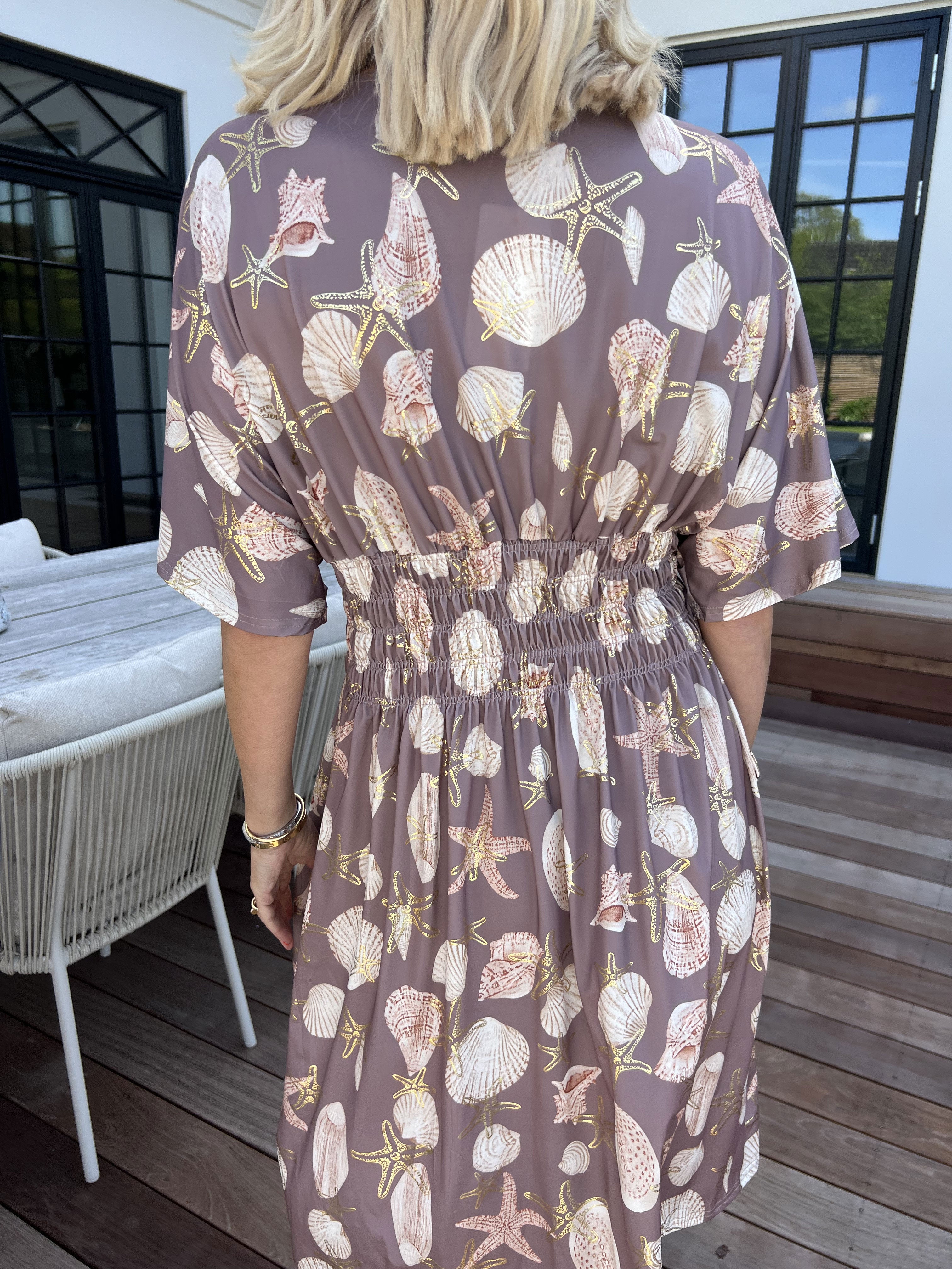 Pams Beach Short - Elastisk klänning med snäckmotiv