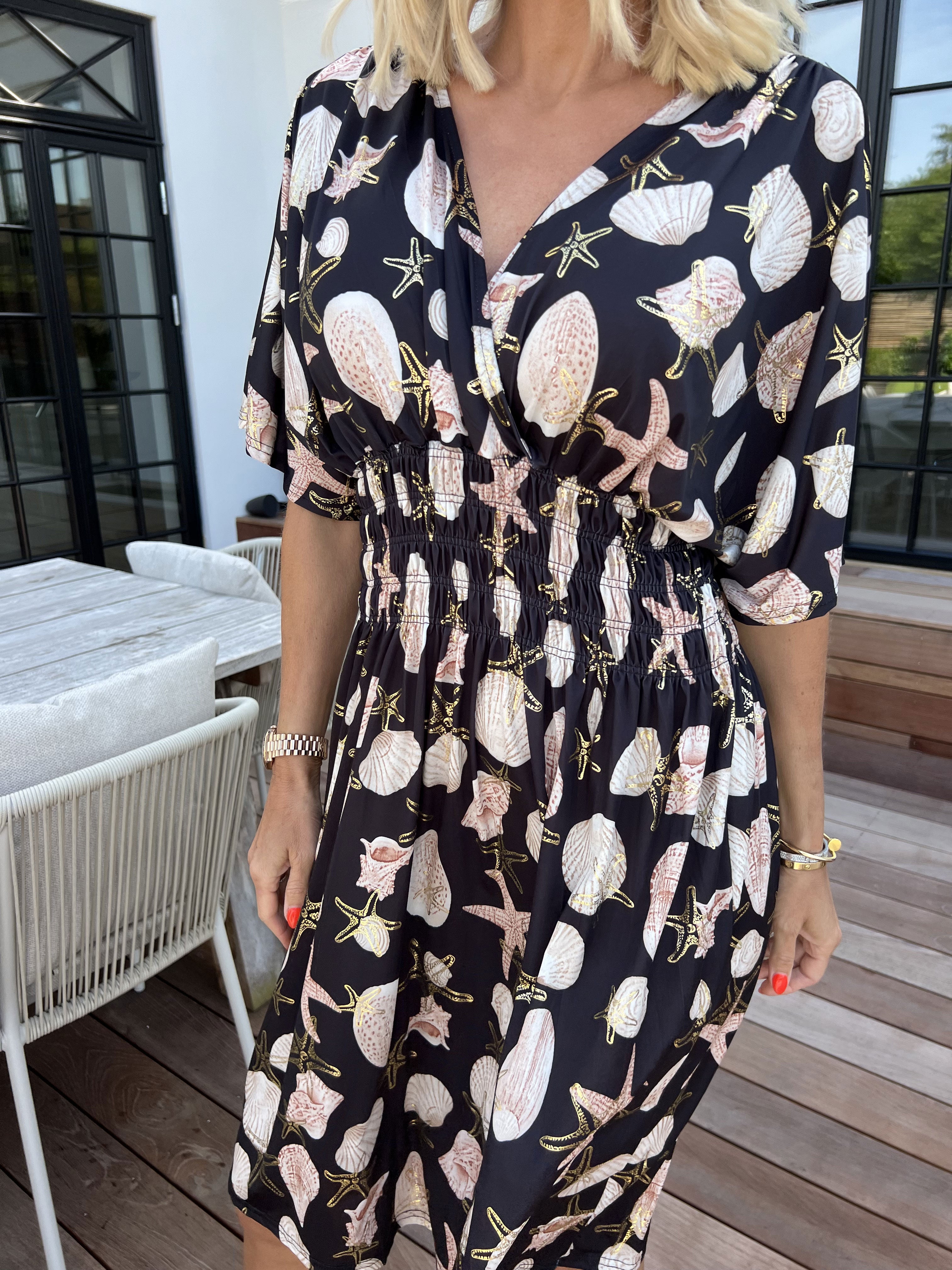 Pams Beach Short - Elastisk klänning med snäckmotiv