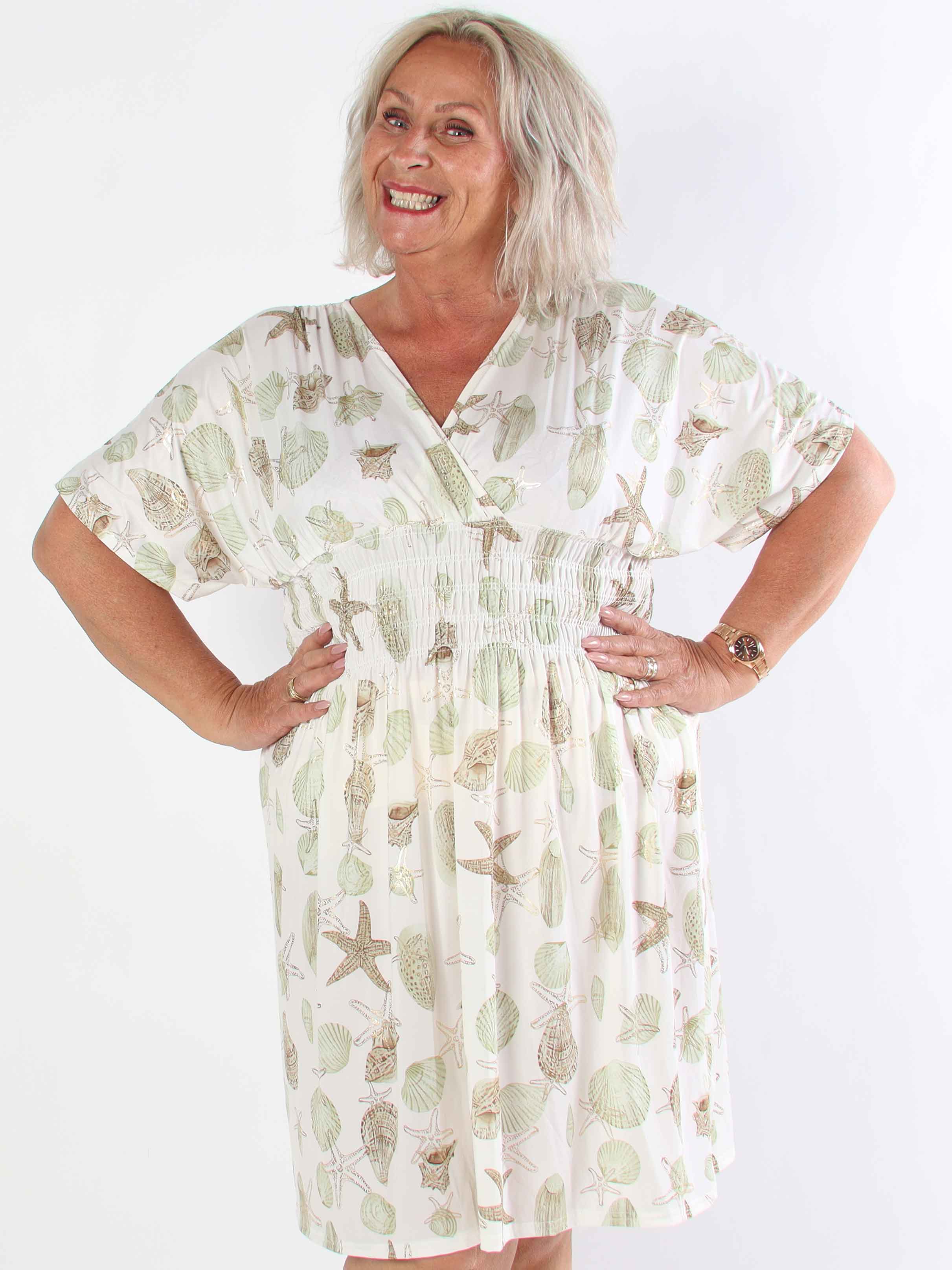 Pams Beach Short - Elastisk plus size klänning med musslor