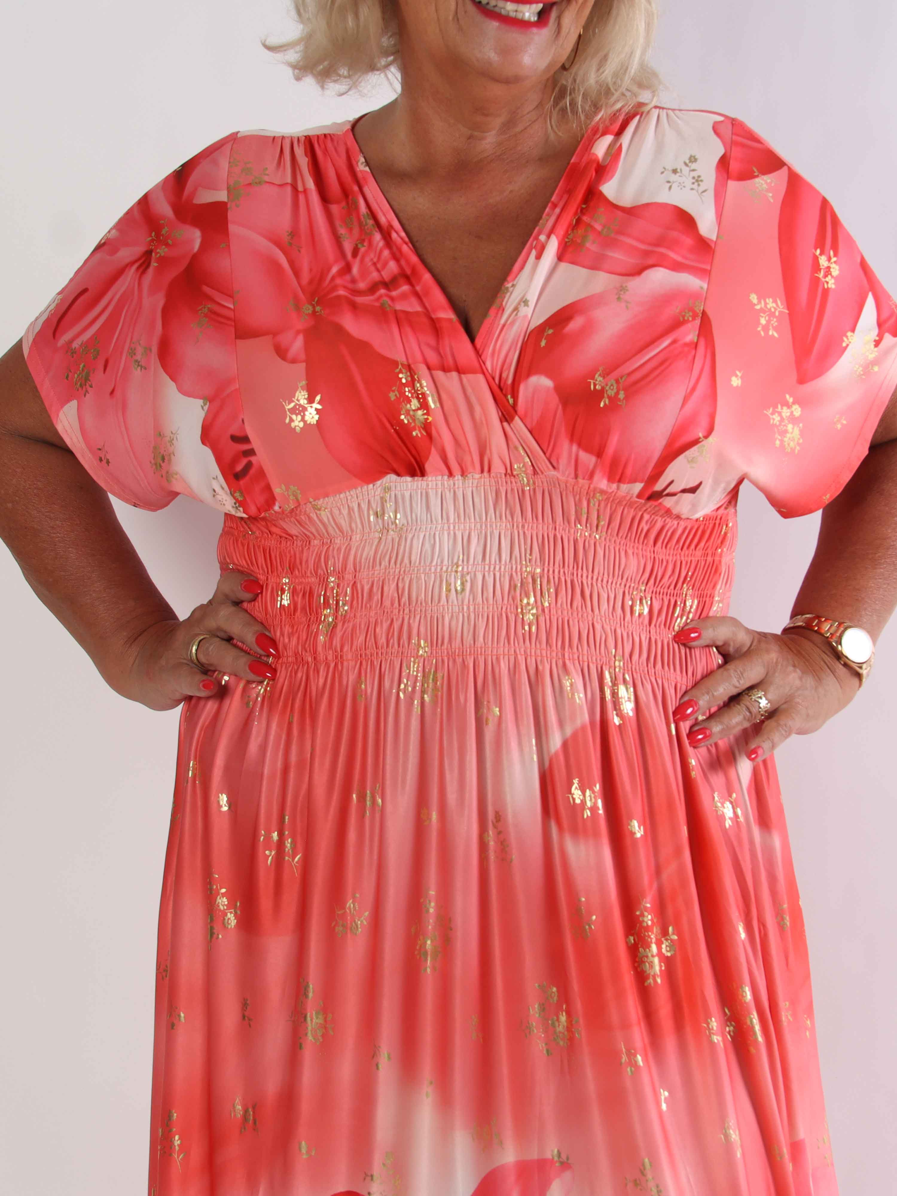 Pams Big Lily - Elastisk plus size klänning med stora liljor och gulddetaljer