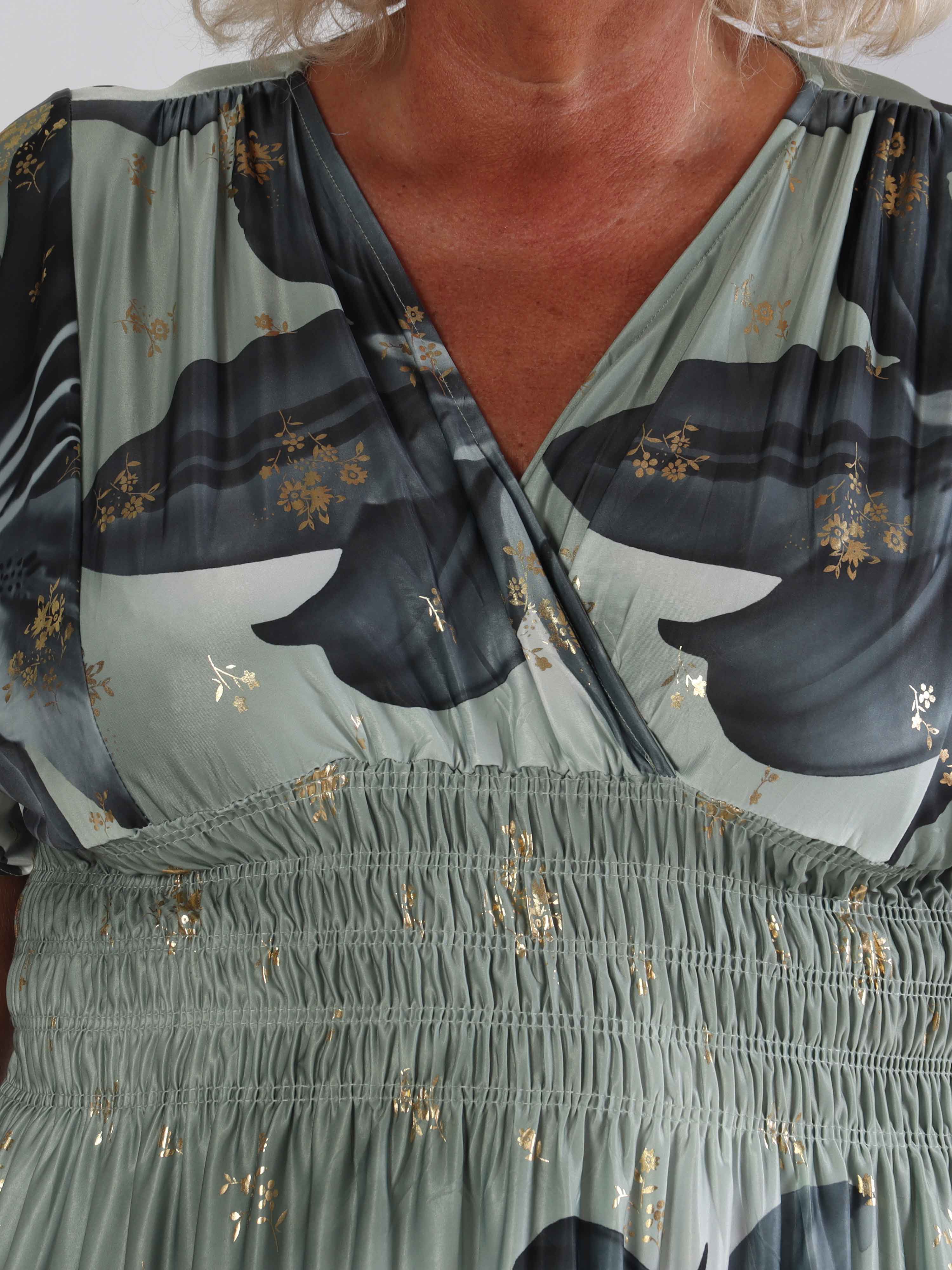 Pams Big Lily Short - Kort elastisk plus size klänning med stora liljor och gulddetaljer