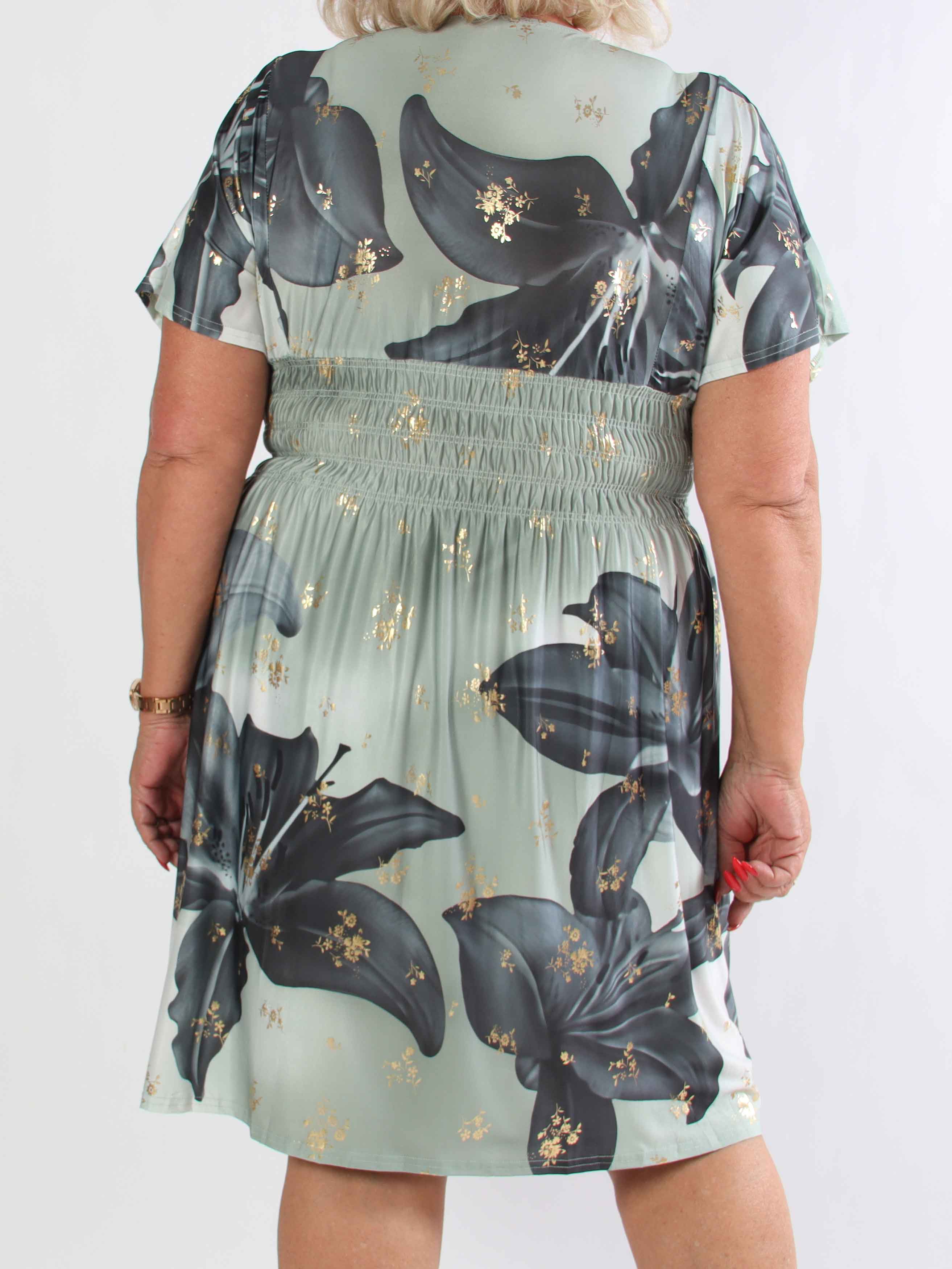 Pams Big Lily Short - Kort elastisk plus size klänning med stora liljor och gulddetaljer
