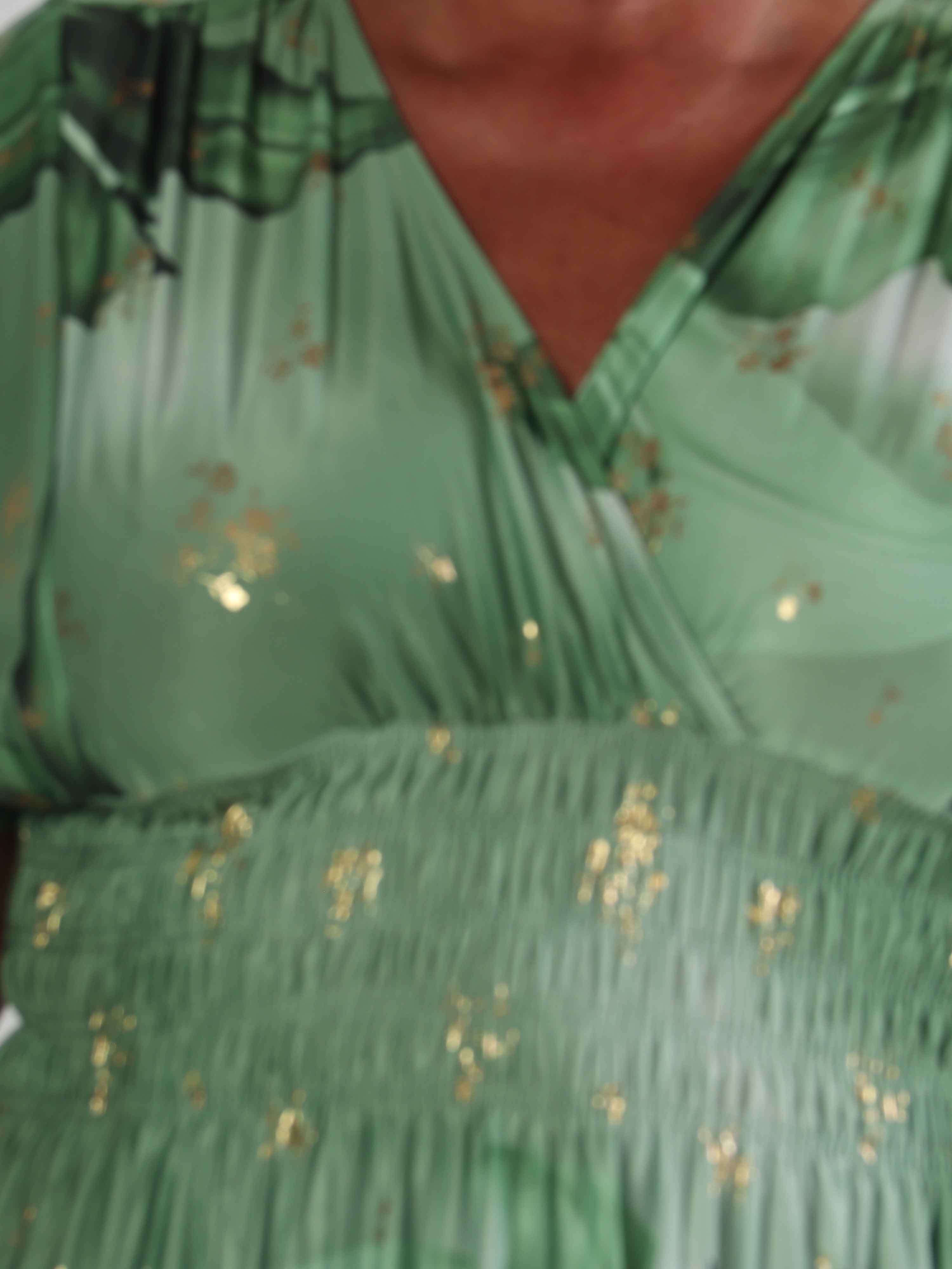 Pams Big Lily Short - Kort elastisk plus size klänning med stora liljor och gulddetaljer