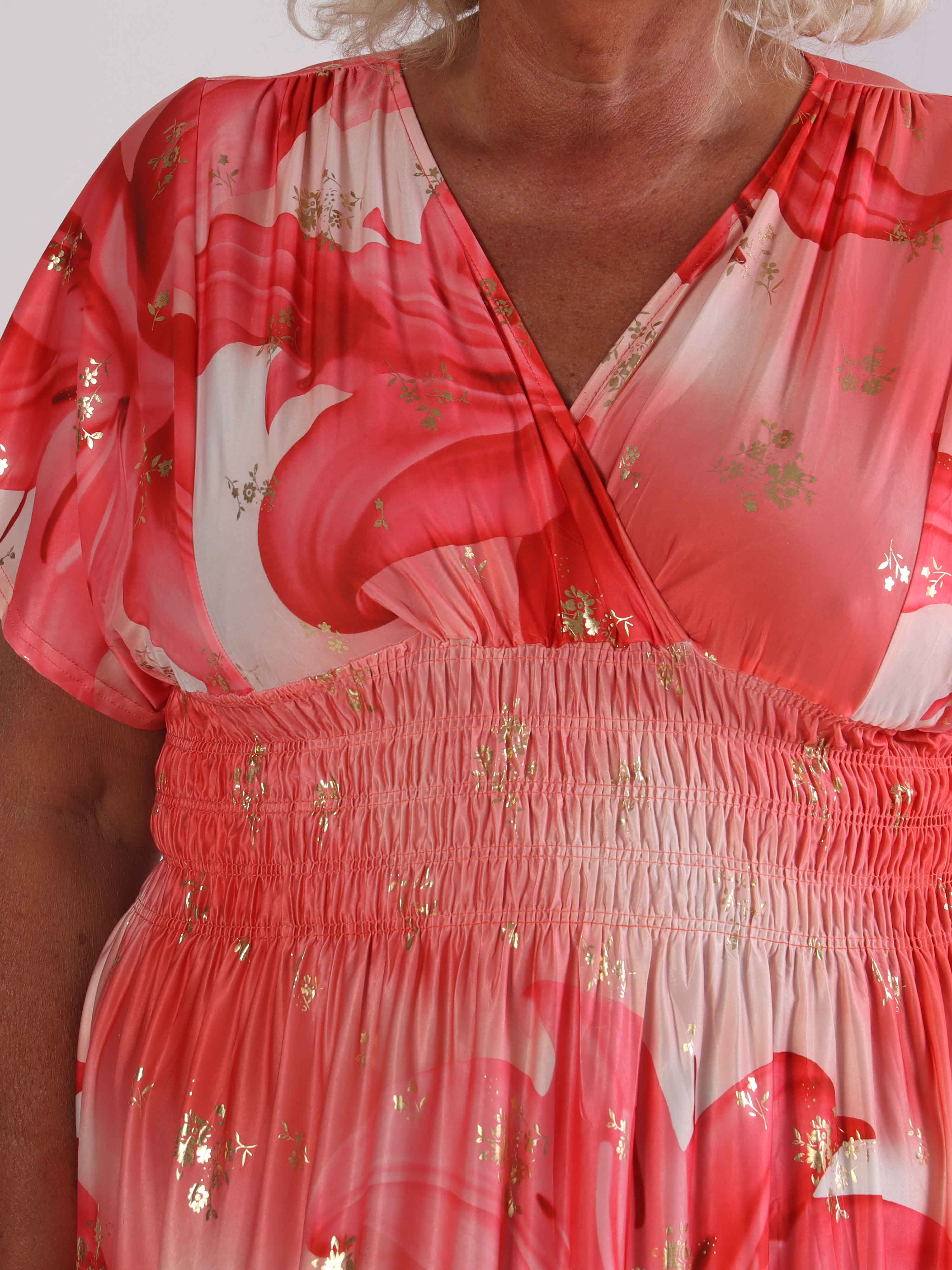 Pams Big Lily Short - Kort elastisk plus size klänning med stora liljor och gulddetaljer